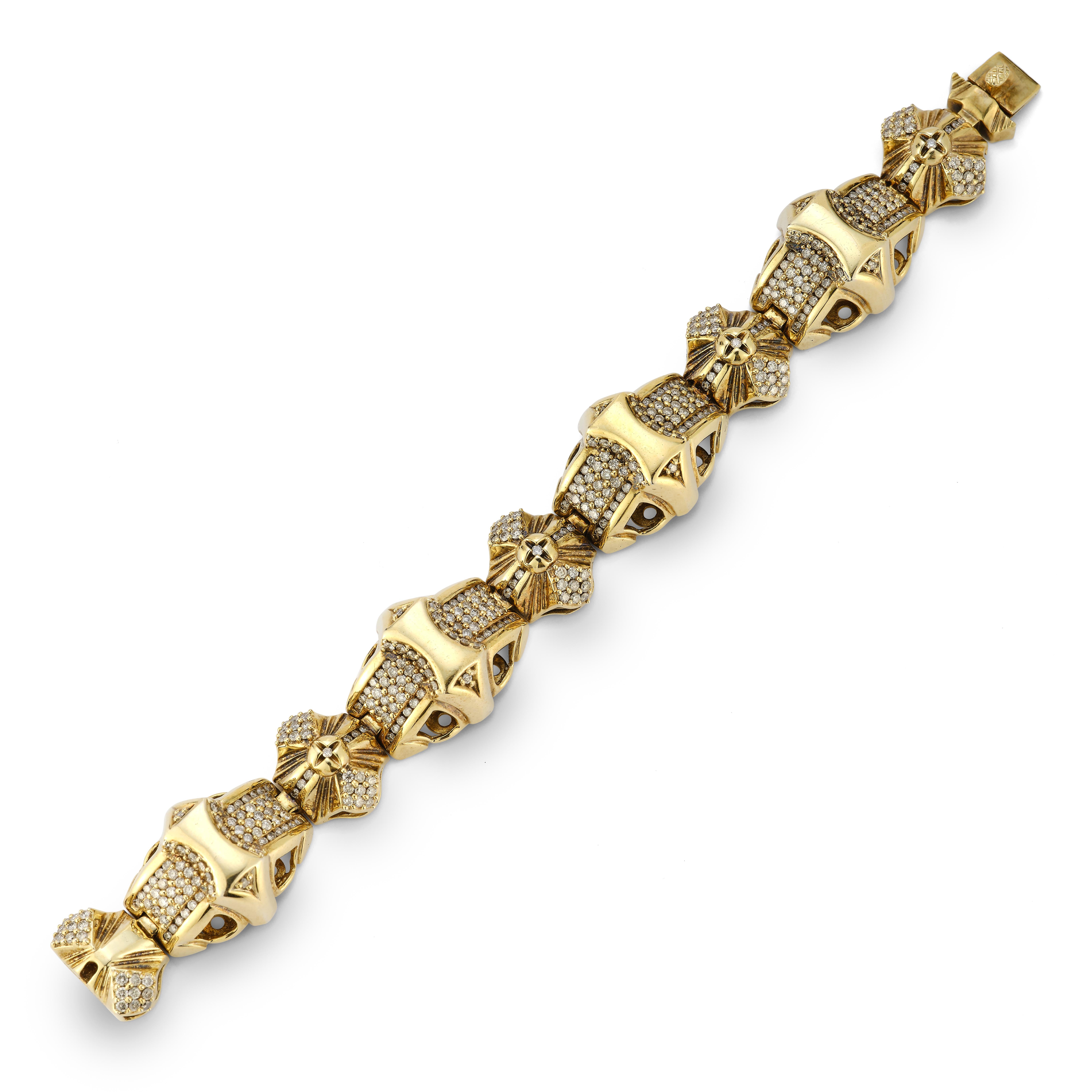 Herrenarmband Pave Diamant & Gold 

Geometrische Goldglieder mit 390 eingefassten Diamanten in 14 Karat Gelbgold.

Ungefähres Gesamtgewicht der Diamanten: 11,7ct

Abmessungen: 7