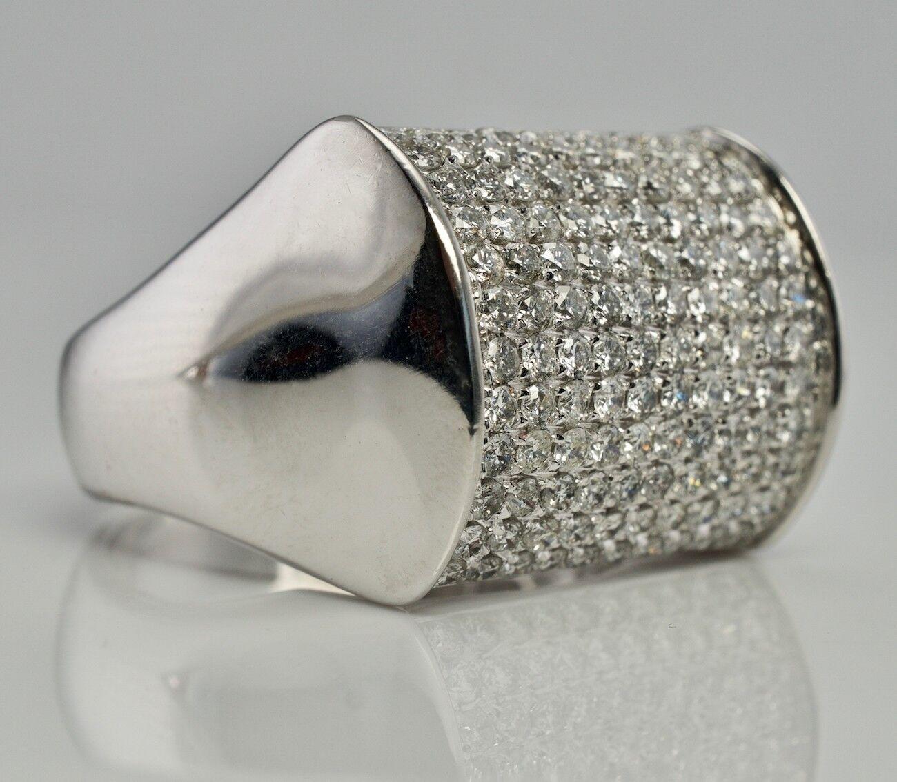 Dieser authentische Joe Rodeo Ring ist fein aus massivem 14K Weißgold gefertigt und mit weißen und feurigen Diamanten besetzt. Es gibt 120 Diamanten mit einer geschätzten Reinheit von VS2 und einer Farbe von GH von insgesamt 2,01 Karat. Die