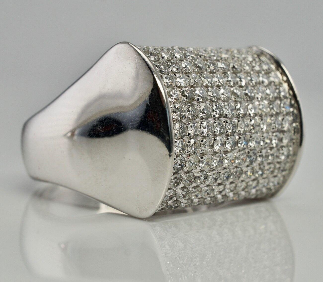 Herren Diamantring 14K Goldband Joe Rodeo Cluster 2,01 TDW, Diamantring

Dieser authentische Joe Rodeo Ring ist aus massivem 14K Weißgold gefertigt und mit weißen und feurigen Diamanten besetzt. 
Es gibt 120 Diamanten mit einer geschätzten Reinheit