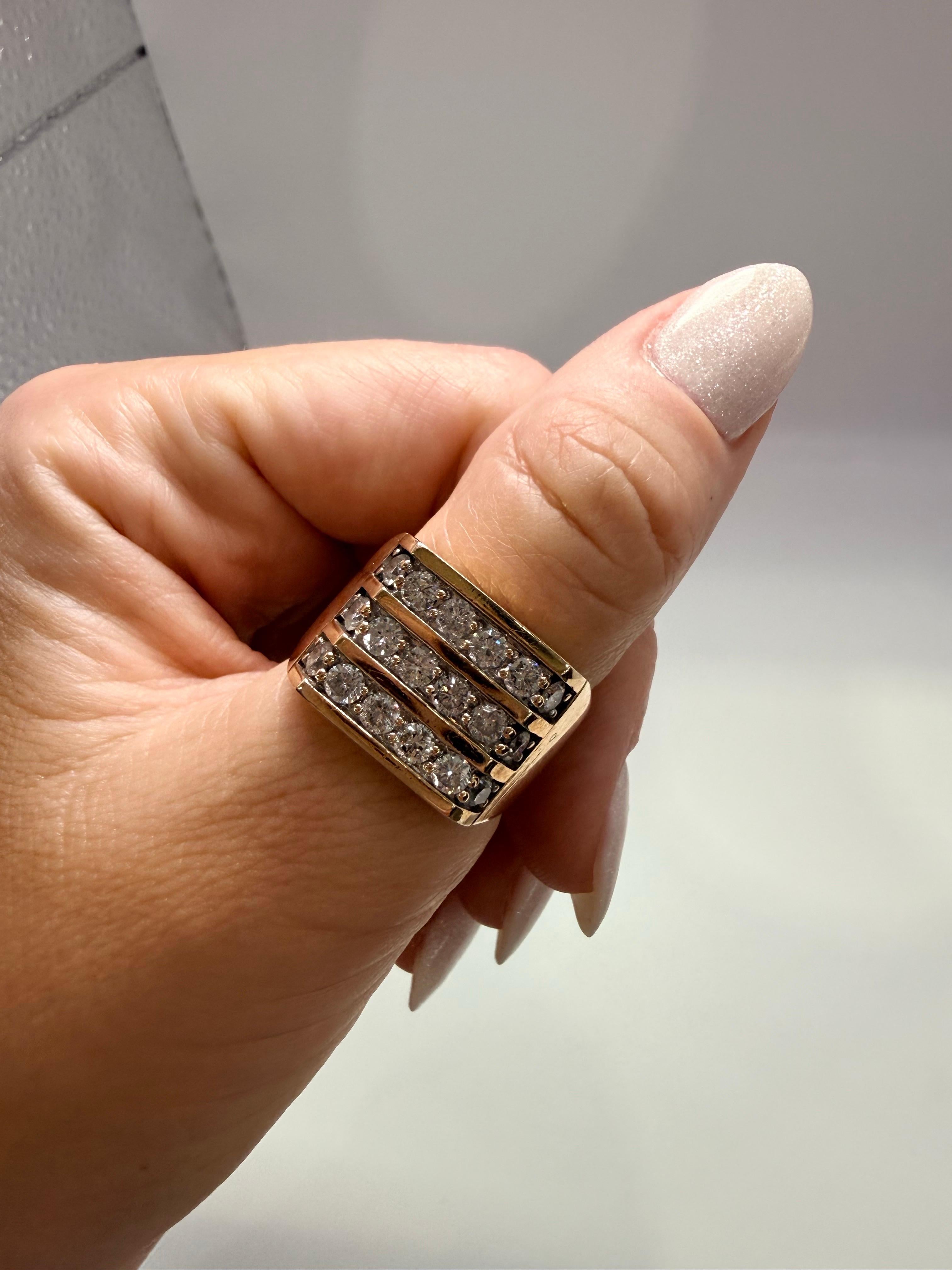 Taglio brillante Anello maschile con diamante in oro giallo 14KT misura 9 in vendita