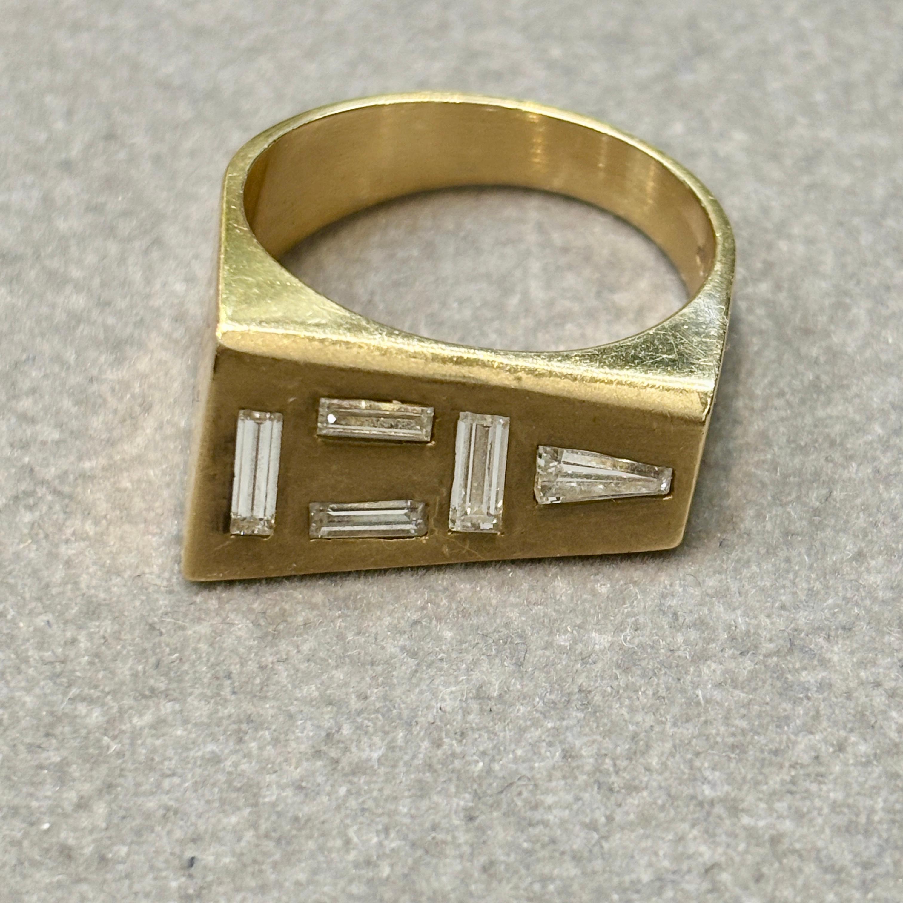 Taglio baguette Anello con diamante da uomo in vendita