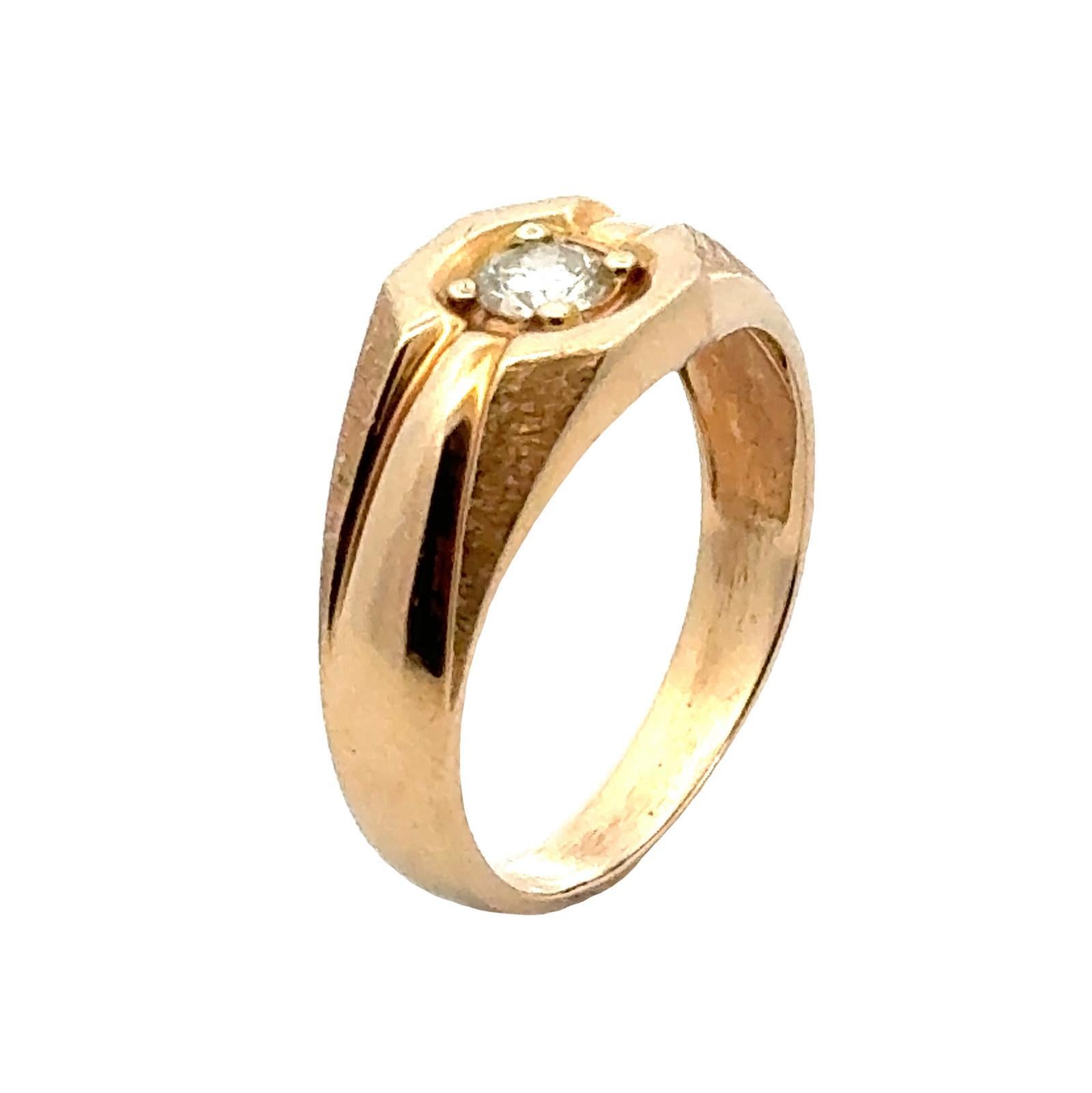 Modern Men's Diamond Solitaire 14 Karat Yellow Gold Vintage Band Ring For Sale