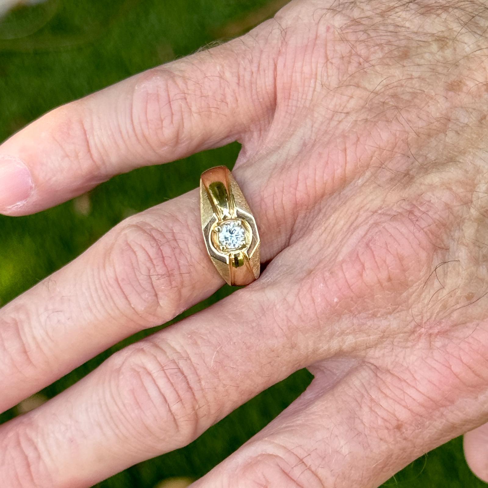 Taille ronde Bague vintage solitaire en or jaune 14 carats avec diamants pour hommes en vente