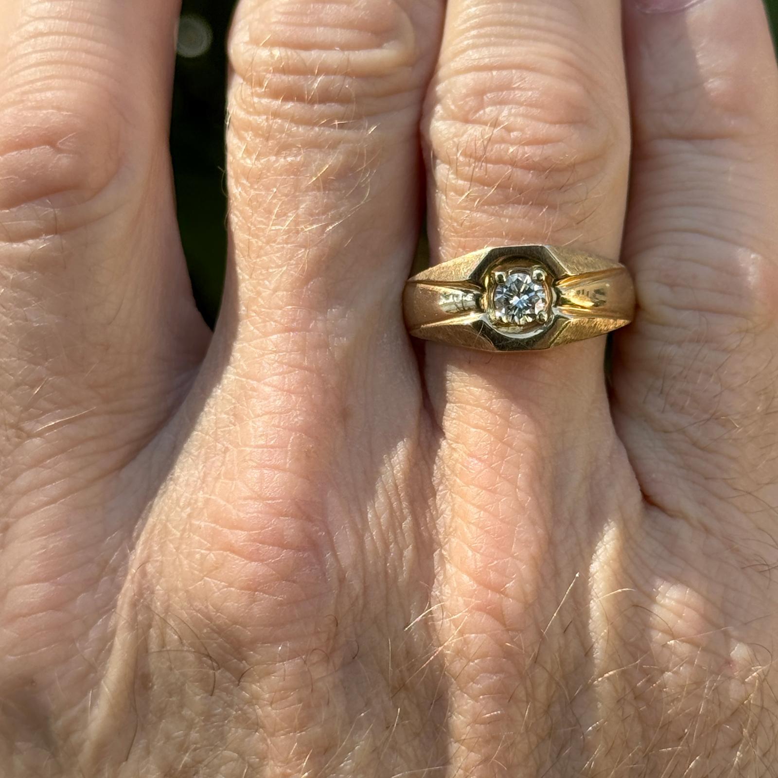 Men's Diamond Solitaire 14 Karat Yellow Gold Vintage Band Ring In Excellent Condition For Sale In Boca Raton, FL