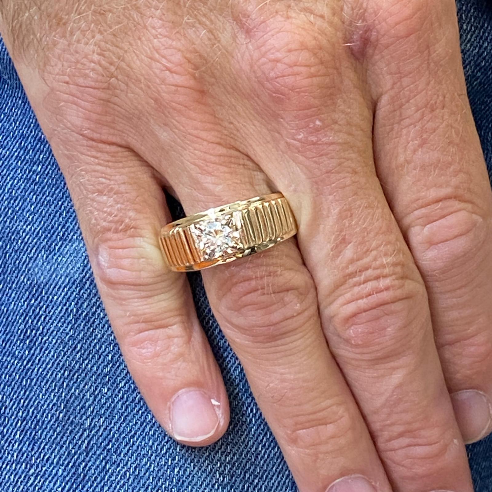 Men's Diamond Solitaire Ribbed 14 Karat Yellow Gold Vintage Ring In Excellent Condition In Boca Raton, FL