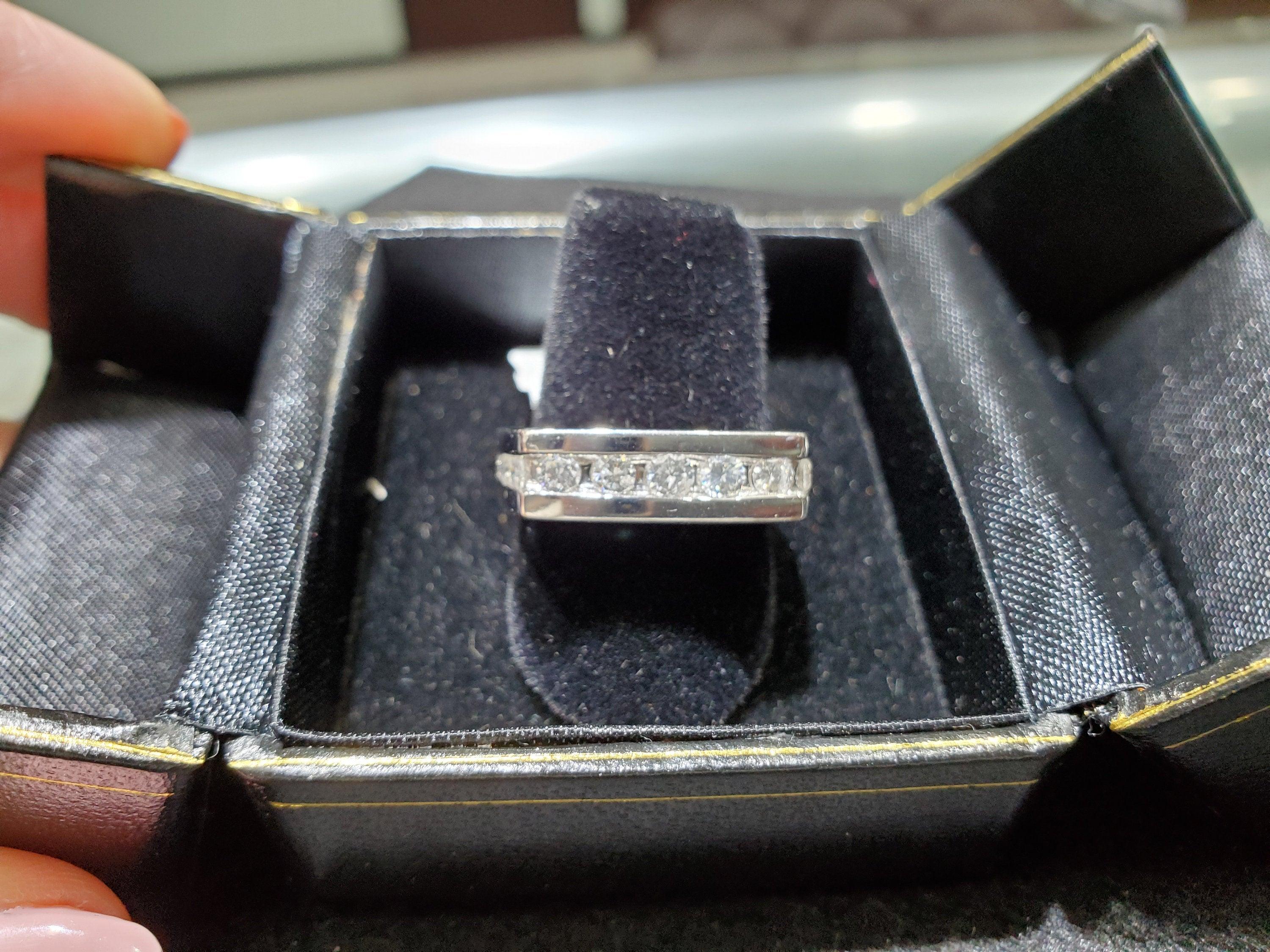 Fascia nuziale maschile con diamante da 0,80cttw in oro bianco 14k In condizioni Nuovo in vendita a Sugar Land, TX