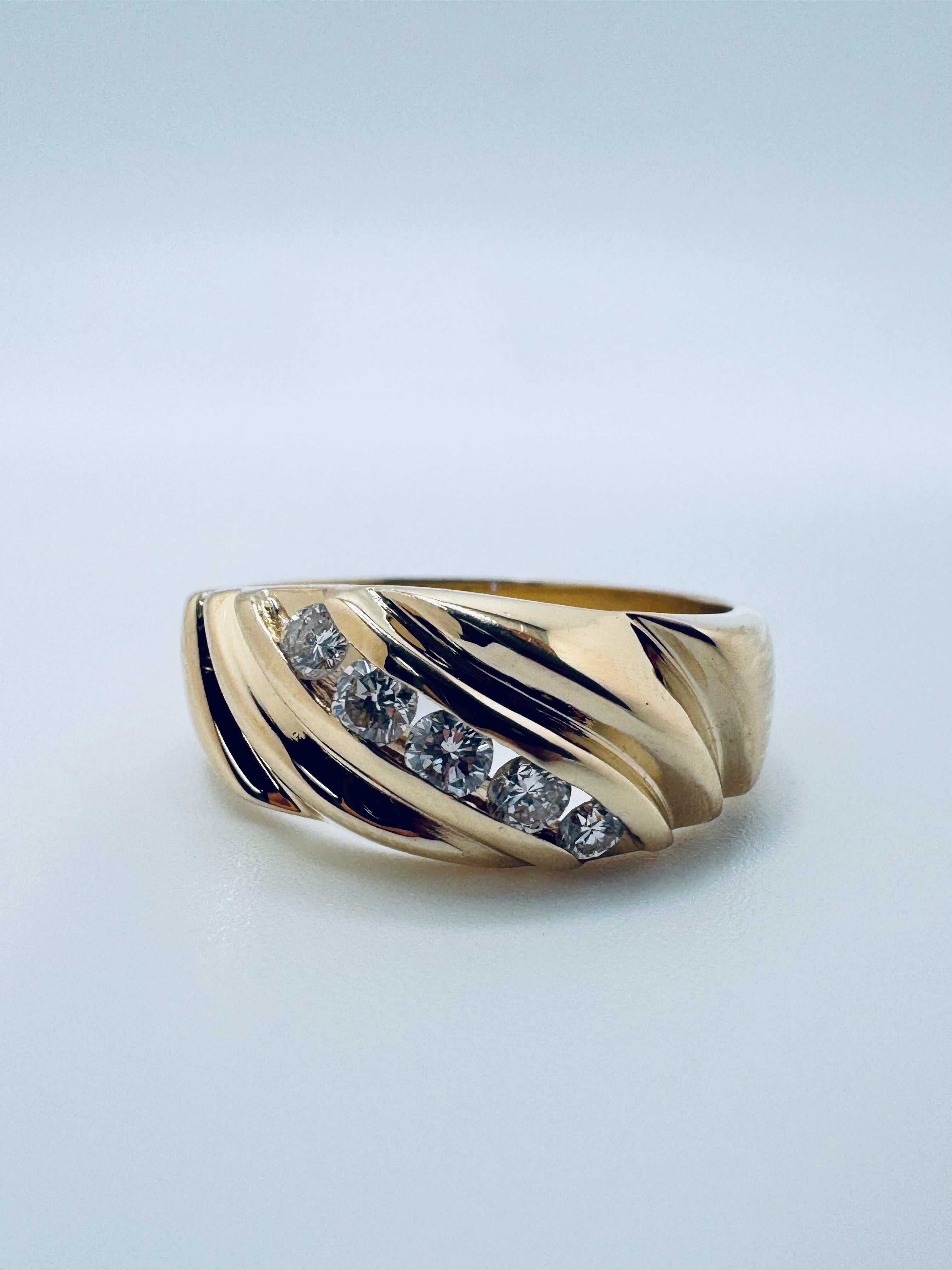 Cette alliance distinguée pour homme est fabriquée en or jaune 18 carats, alliant l'élégance classique à l'attrait moderne. La bague comporte cinq diamants ronds, chacun mesurant environ 3,0 mm, totalisant 0,5 carat, sertis dans un design audacieux