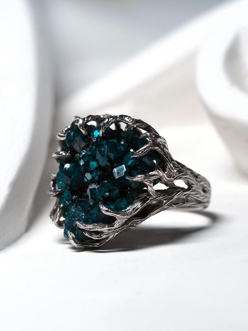 Silver ring with natural Dioptase Crystals
dioptase origin - Kazakhstan
stone measurements - 0.24 x 0.47 x 0.51 in /  6 х 12 х 13 mm
dioptase weight - 11.50 cts
ring weight - 6.79 grams
ring size - 6.5 US
