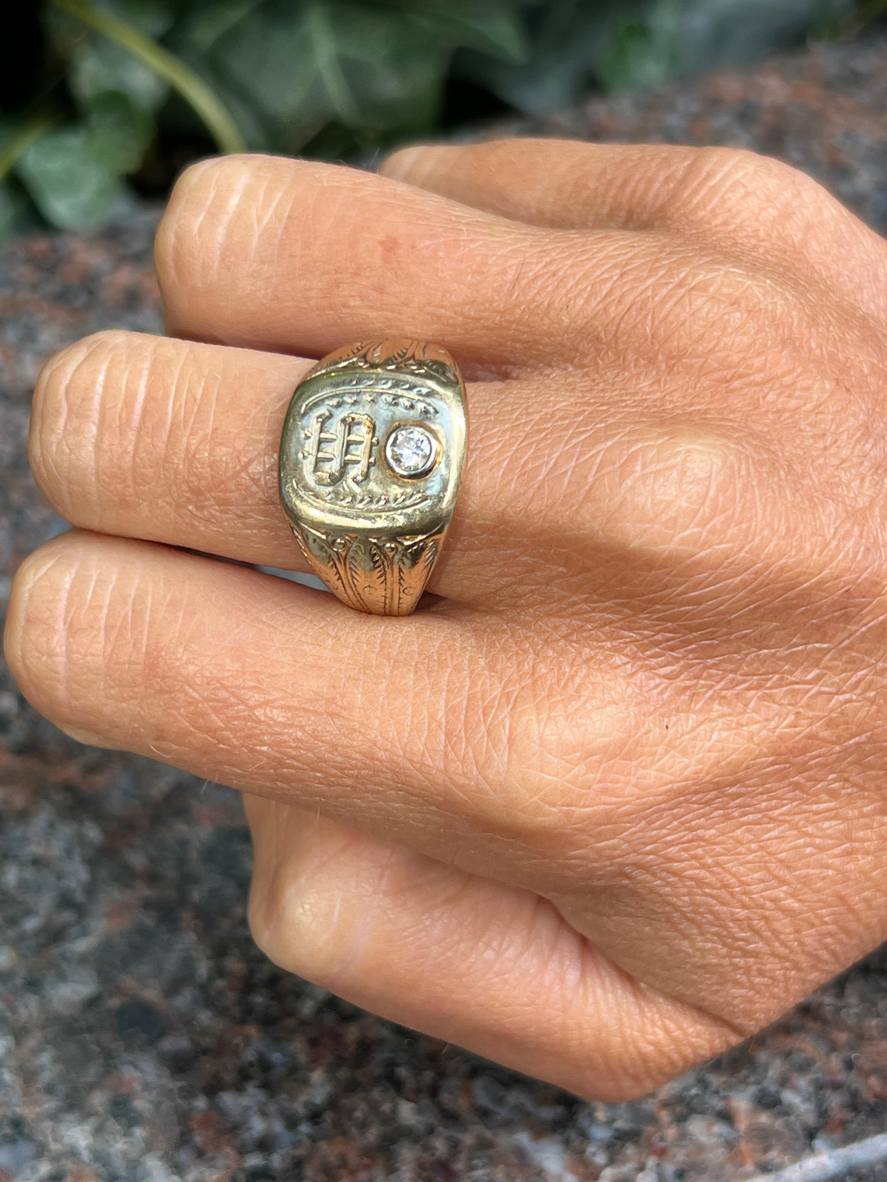 Herren Dollarzeichen Diamantring

Ein Ring mit einem runden Diamanten von ca. 0,12 Karat in der Mitte und der Gravur des Dollarzeichens $ 
Gramm Gewicht: 10,7 Gramm 

Ringgröße: 9.75

Kostenfreie Größenänderung 

Metall Typ: 14 Karat Gelbgold