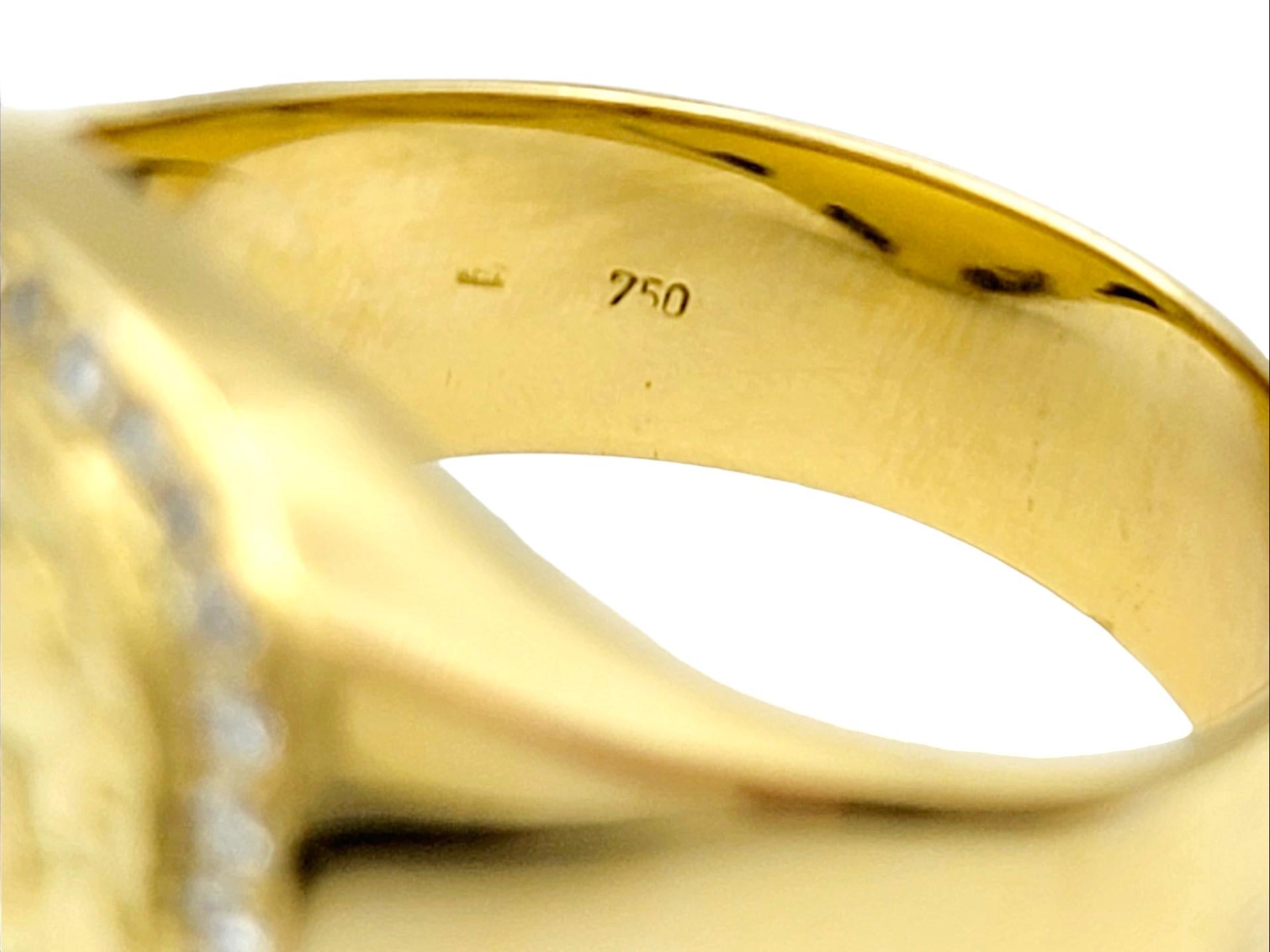 Bague pour homme en or jaune 18 carats avec motif d'alligator gaufré et halo de diamants Pour hommes en vente