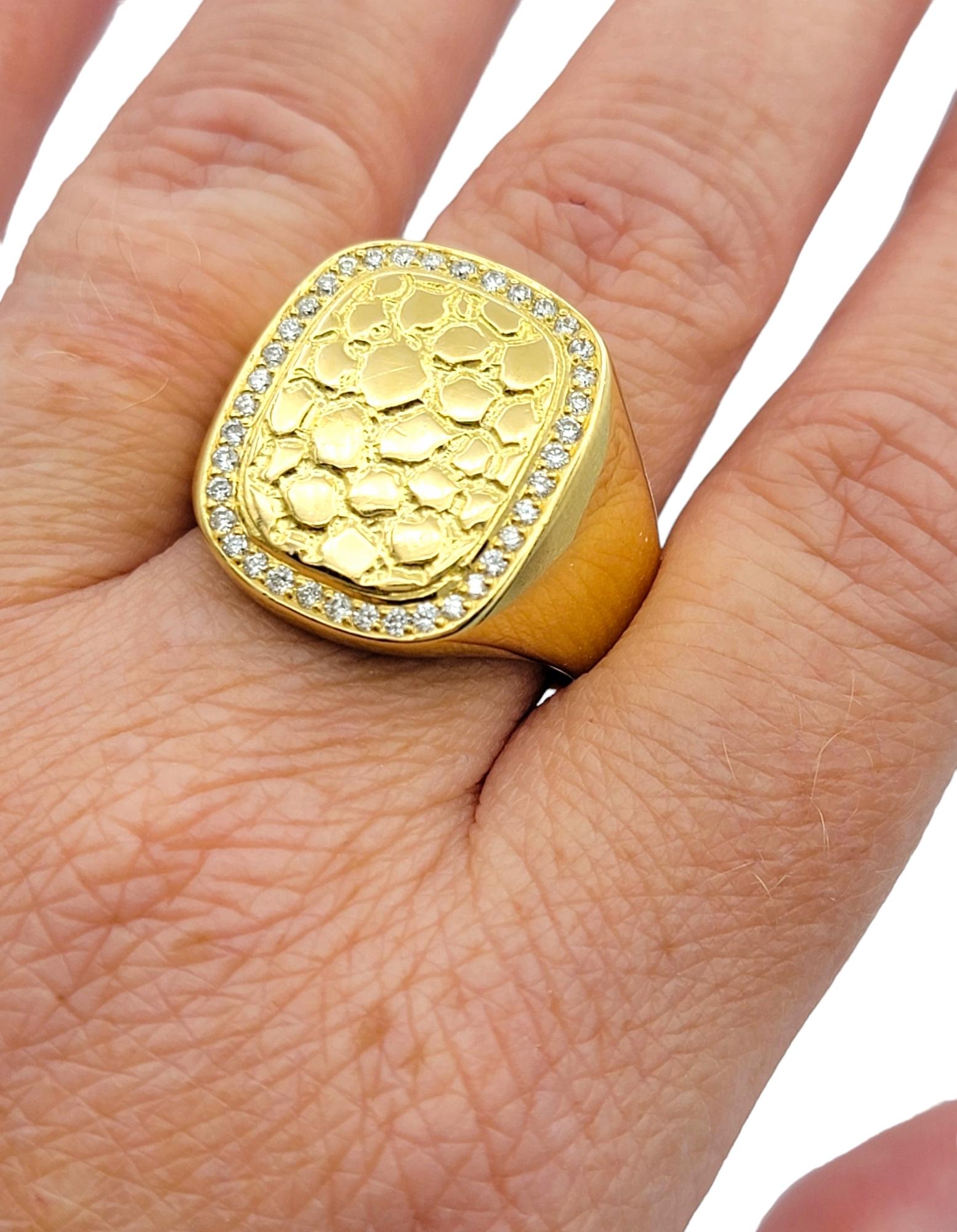 Bague pour homme en or jaune 18 carats avec motif d'alligator gaufré et halo de diamants en vente 1