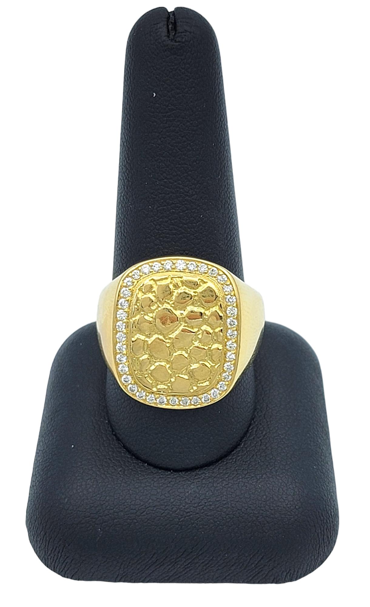 Bague pour homme en or jaune 18 carats avec motif d'alligator gaufré et halo de diamants en vente 2
