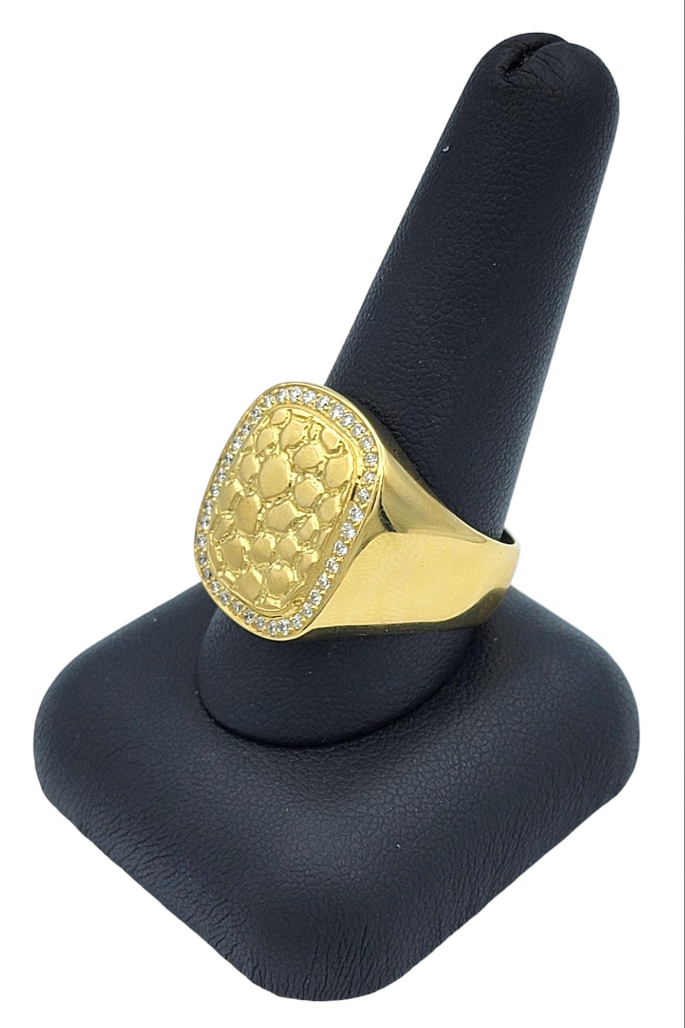 Bague pour homme en or jaune 18 carats avec motif d'alligator gaufré et halo de diamants en vente 3