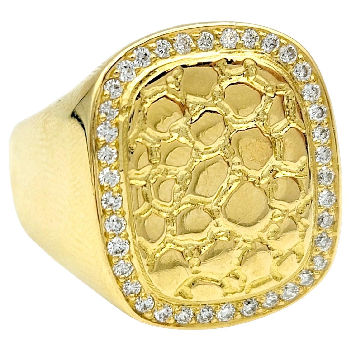 Bague pour homme en or jaune 18 carats avec motif d'alligator gaufré et halo de diamants en vente