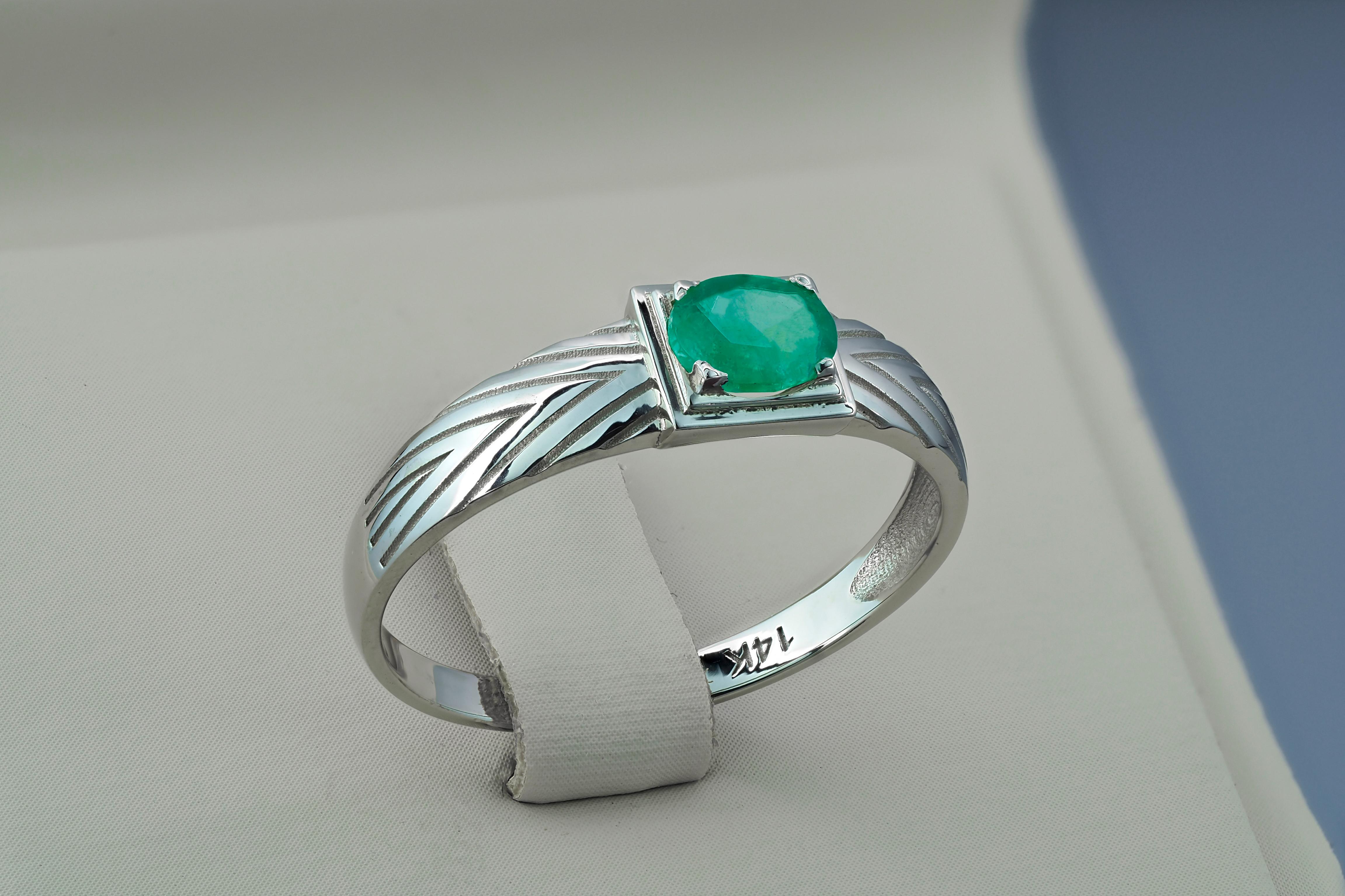Modern Men's emerald 14k gold ring.  For Sale