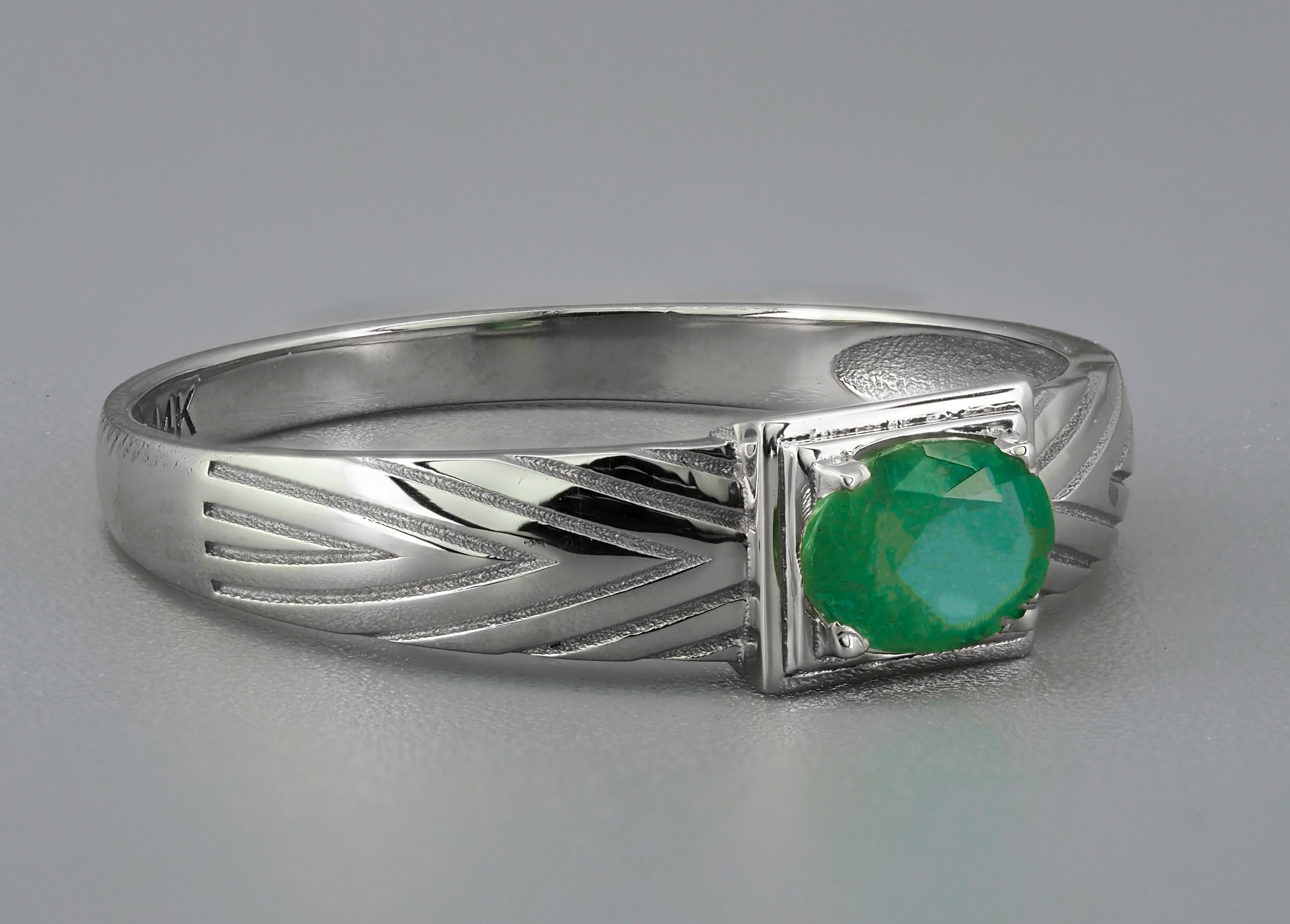 Oval Cut Men's emerald 14k gold ring.  For Sale