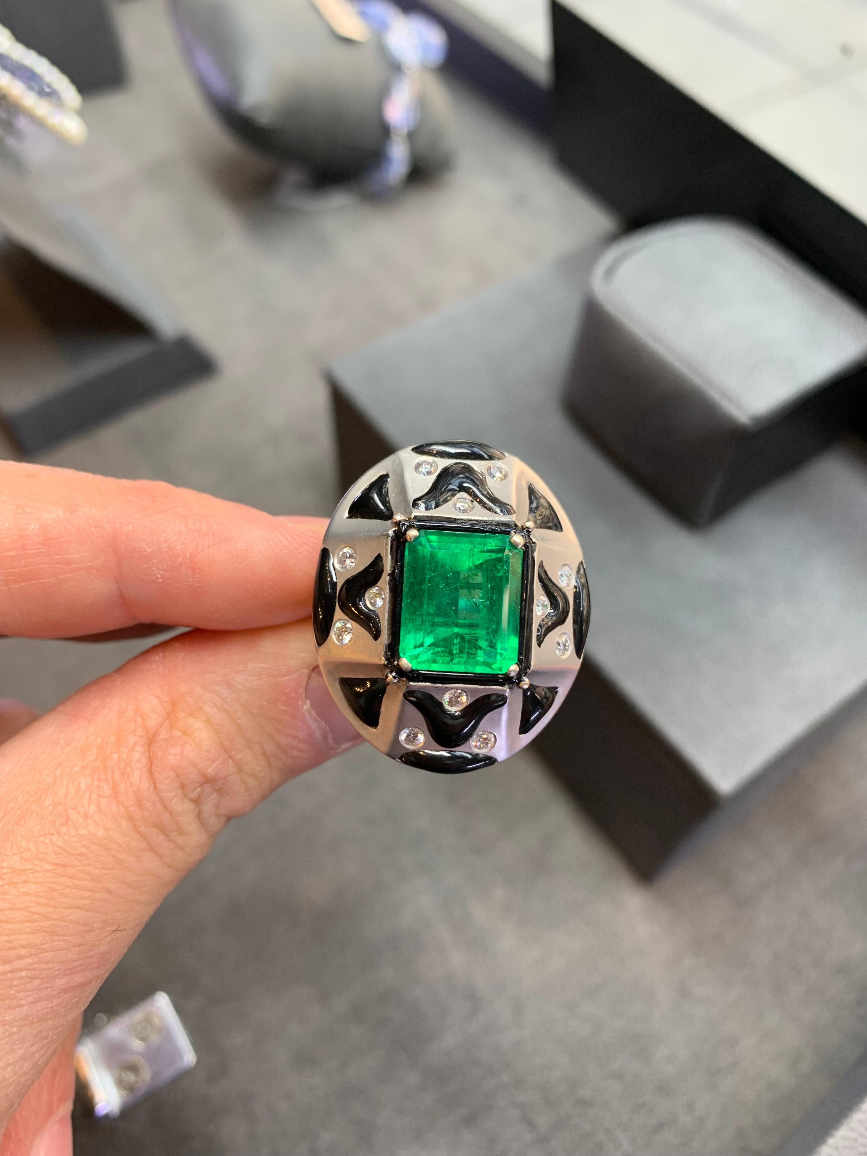Men's Emerald and Enamel Ring In New Condition For Sale In New York, NY