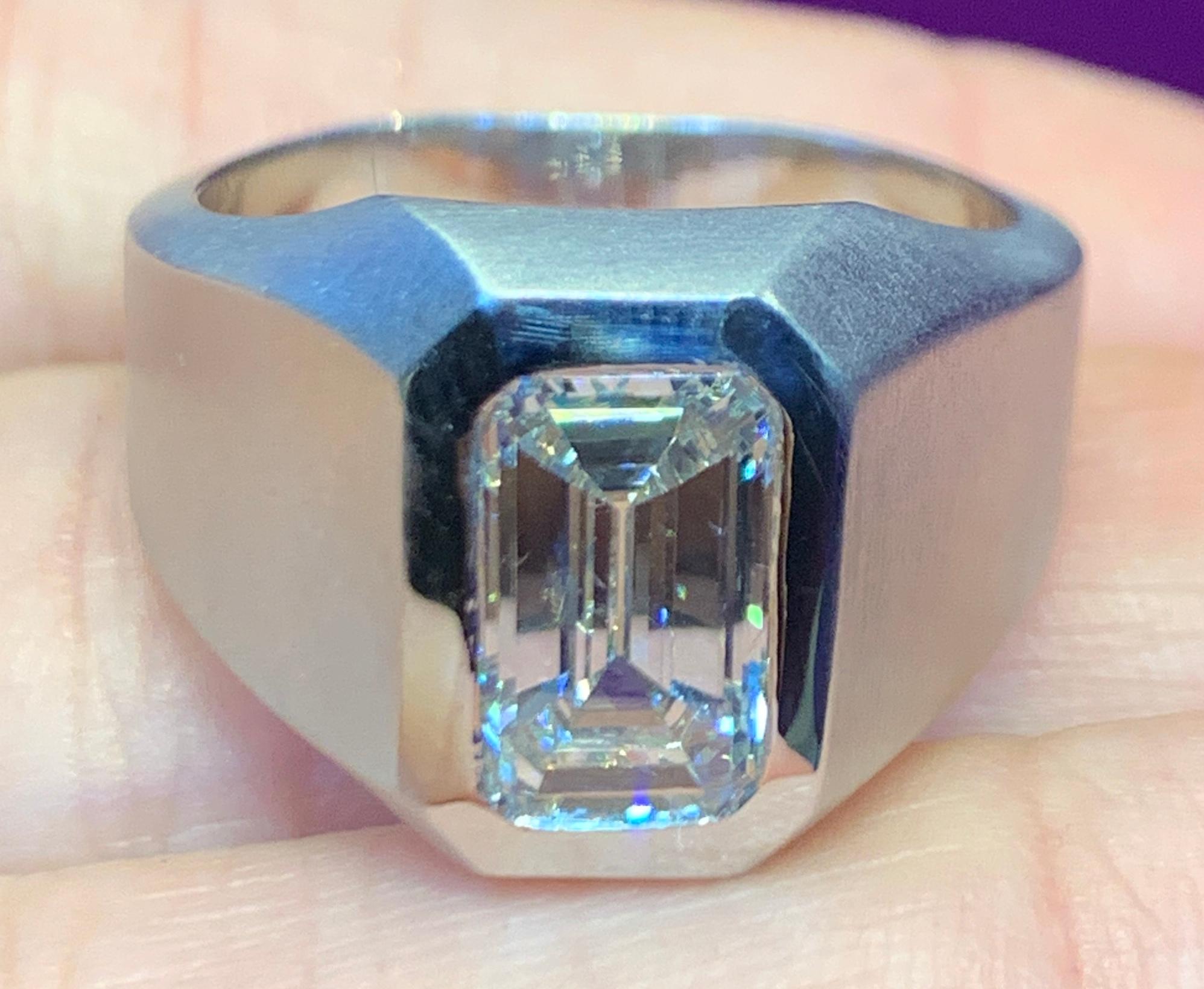 Smaragd-Diamant-Solitär-Ring für Männer im Zustand „Neu“ im Angebot in New York, NY