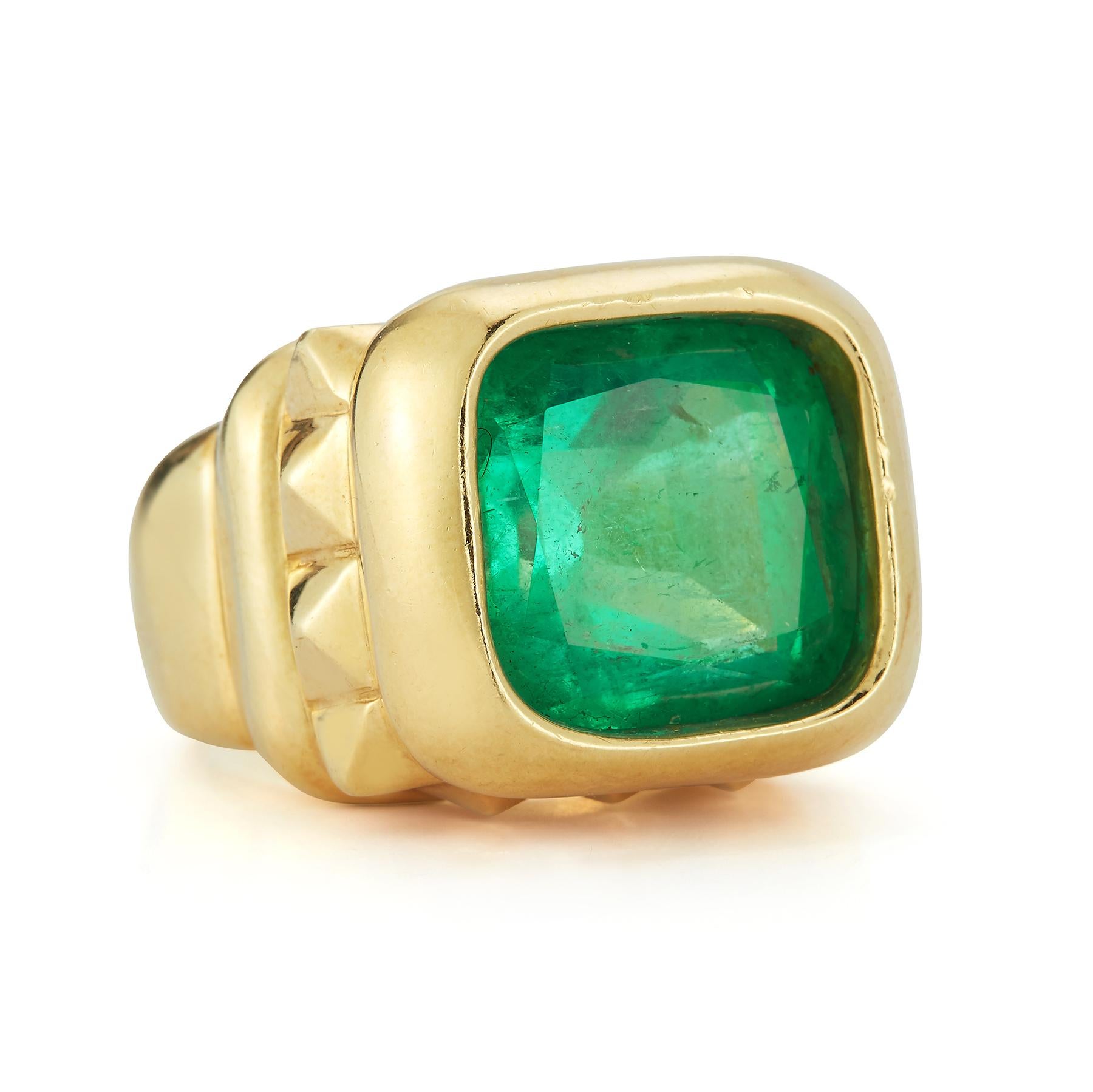 Men's Emerald & Gold Ring, 1 cushion cut emerald approximately 25.00 cts set in 18k yellow gold.

Ring Size: 11.25

Re sizable to most sizes free of charge

Gram Weight: 43.5 Grams


