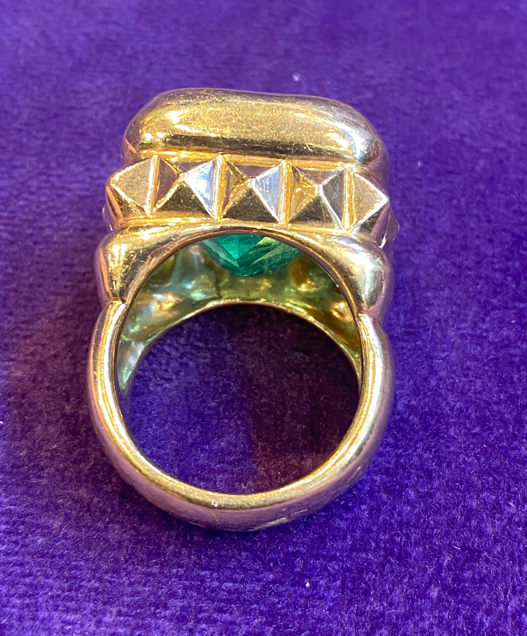 Men's Emerald & Gold Ring In Excellent Condition For Sale In New York, NY