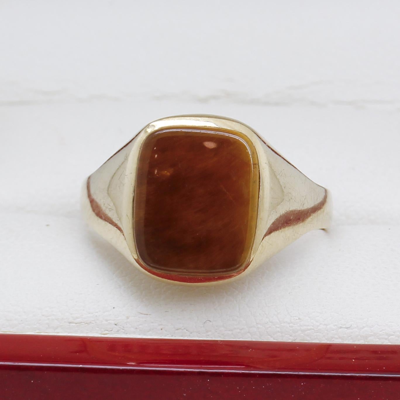 Golden Brown Agate 9ct Yellow Gold Signet Ring,
Marked London 1985 375
Signet 11x9.5mm
Weight 2.37 grams
Ring size R