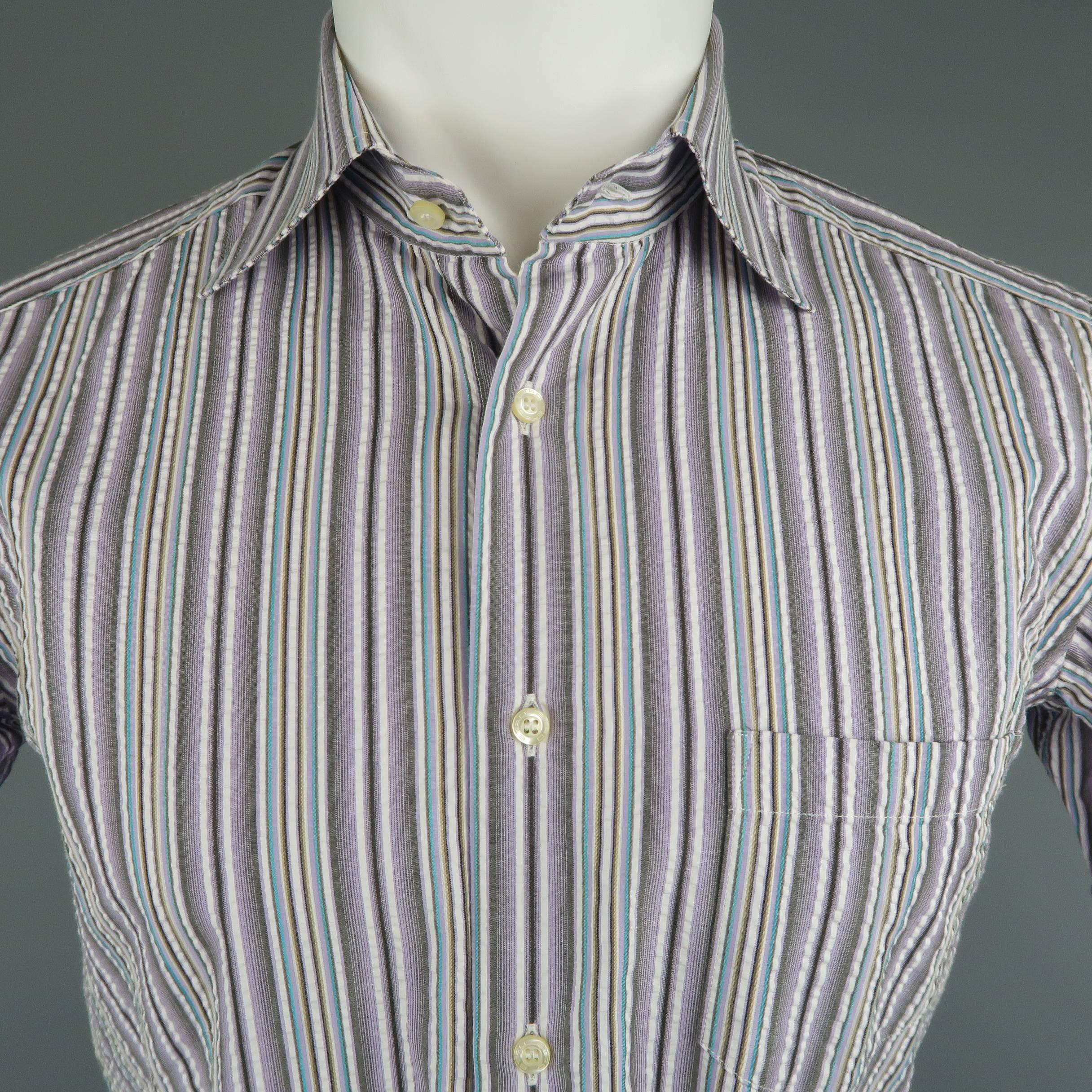 ETRO lavender cotton button up features vertical stripes in a seersucker like texture consisting of thin blue, gray, and yellow stripes. Made in Italy.
 
Excellent Pre-Owned Condition.
Marked: S
 
Measurements:
 
Shoulders: 17 In.
Chest: 41 In.
Arm: