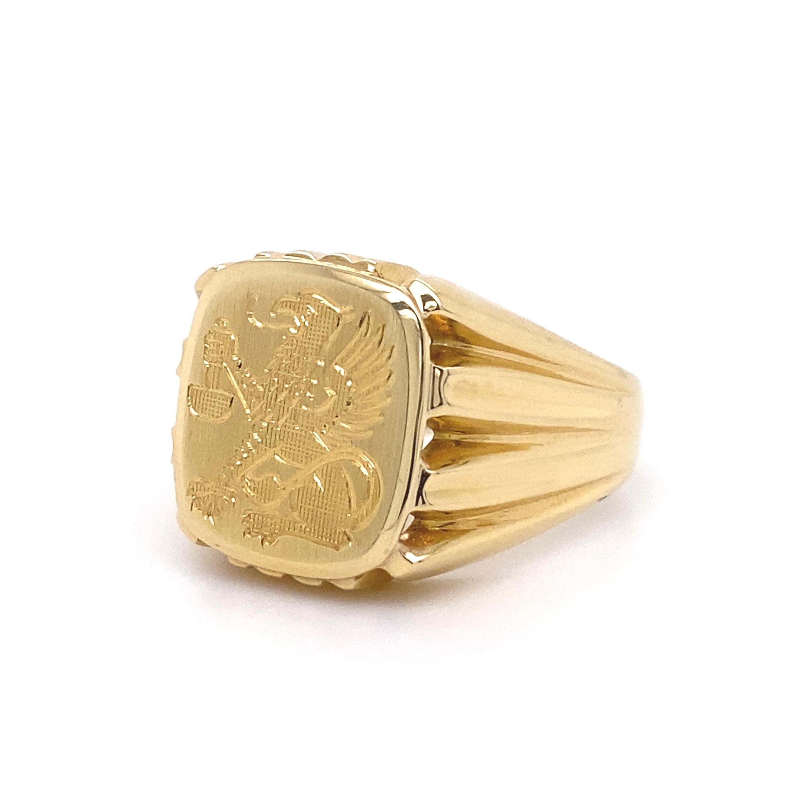 Men’s Fine Engraved Griffin Crest 585 Gold Signet Ring Estate Fine Jewelry In Excellent Condition In Montreal, QC