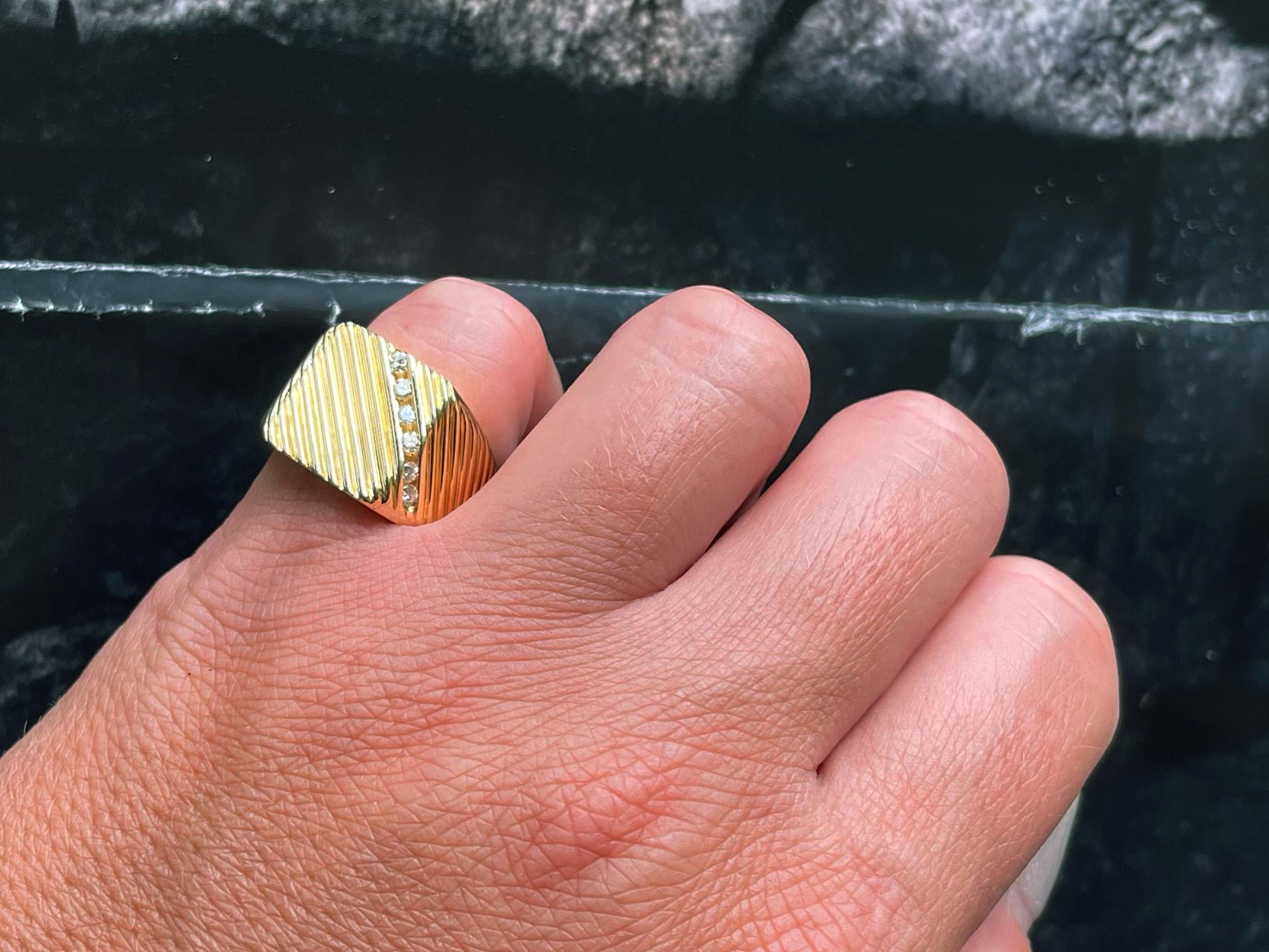 Specifiche dell'articolo:

Metallo: Oro giallo 18 carati

Stile: Anello con dichiarazione

Misura dell'anello: 7.5 (il ridimensionamento è disponibile a pagamento)

Altezza anello: 13.6 mm 

Peso totale: 13,0 grammi

Conta dei diamanti: 6

Peso in