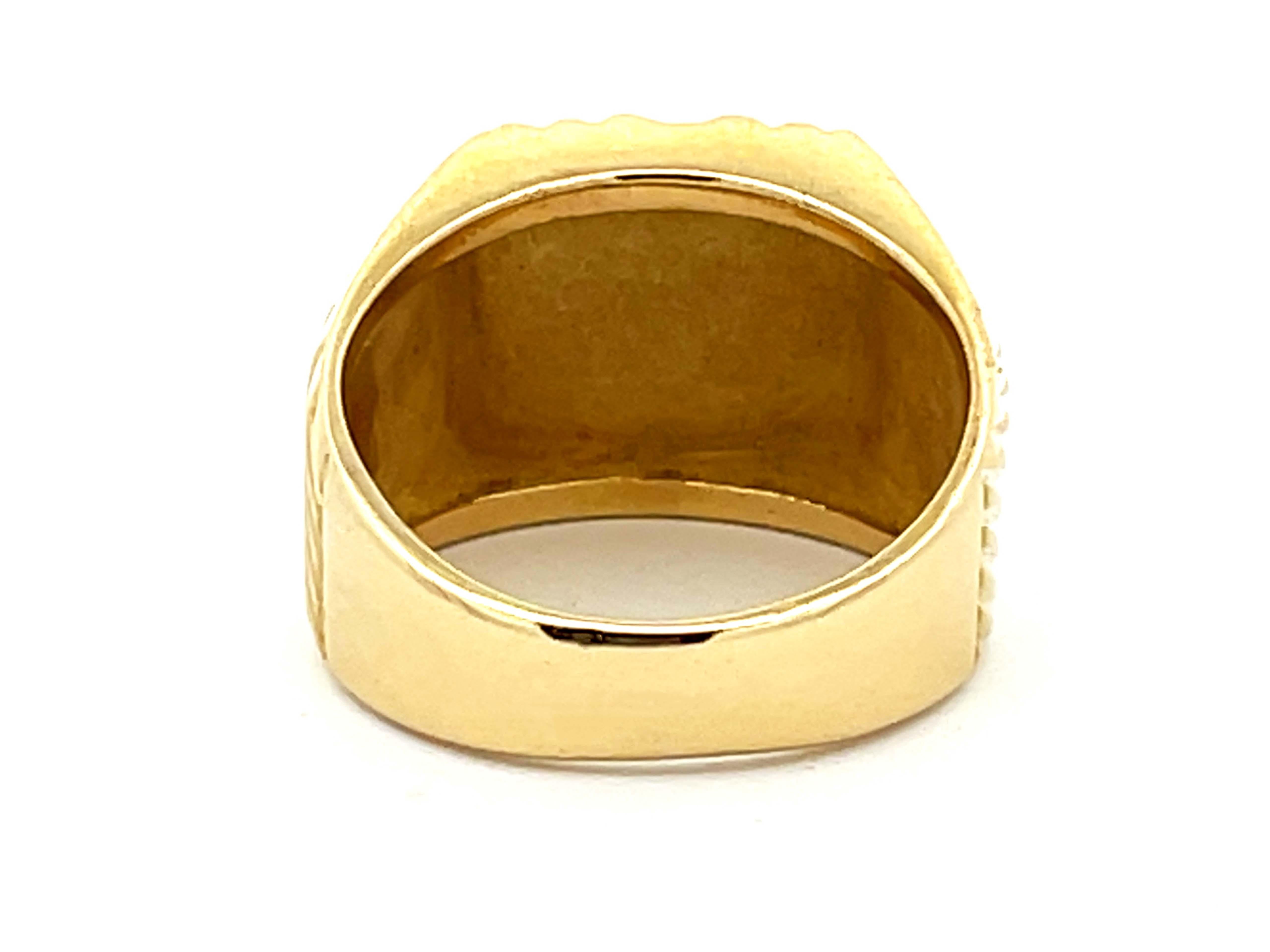 Anello da mignolo da uomo con design scanalato e fila di diamanti diagonali in oro giallo 18 carati In condizioni ottime in vendita a Honolulu, HI