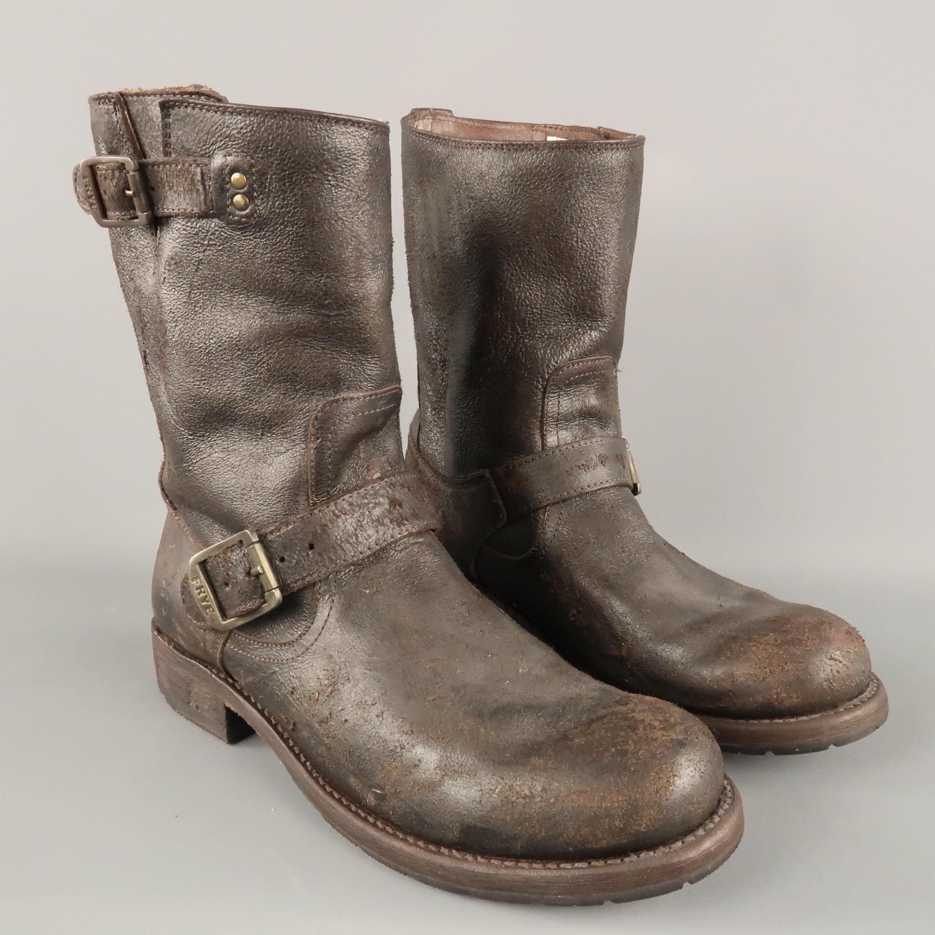 FRYE Motorcycle Boots come in a brown tone in a distressed leather material, with a round toe, and a double buckle and straps. Made in Mexico.
 
Excellent Pre-Owned Condition.
Marked: 7.5

Measurements:

Length: 11.5 in.
Width: 4.2 in.
Height: 10.5