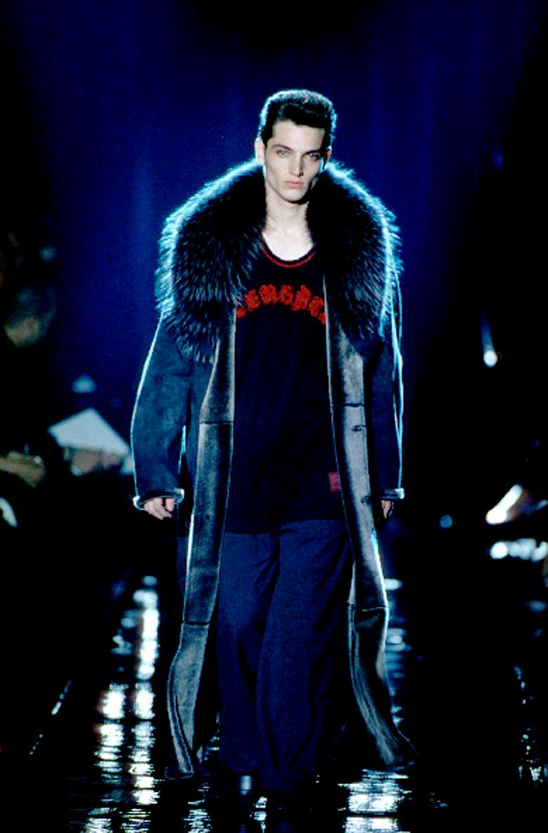 Nero Gianni Versace uomo cappotto oversize in lana cashmere nera con pelliccia di volpe, fw 1999