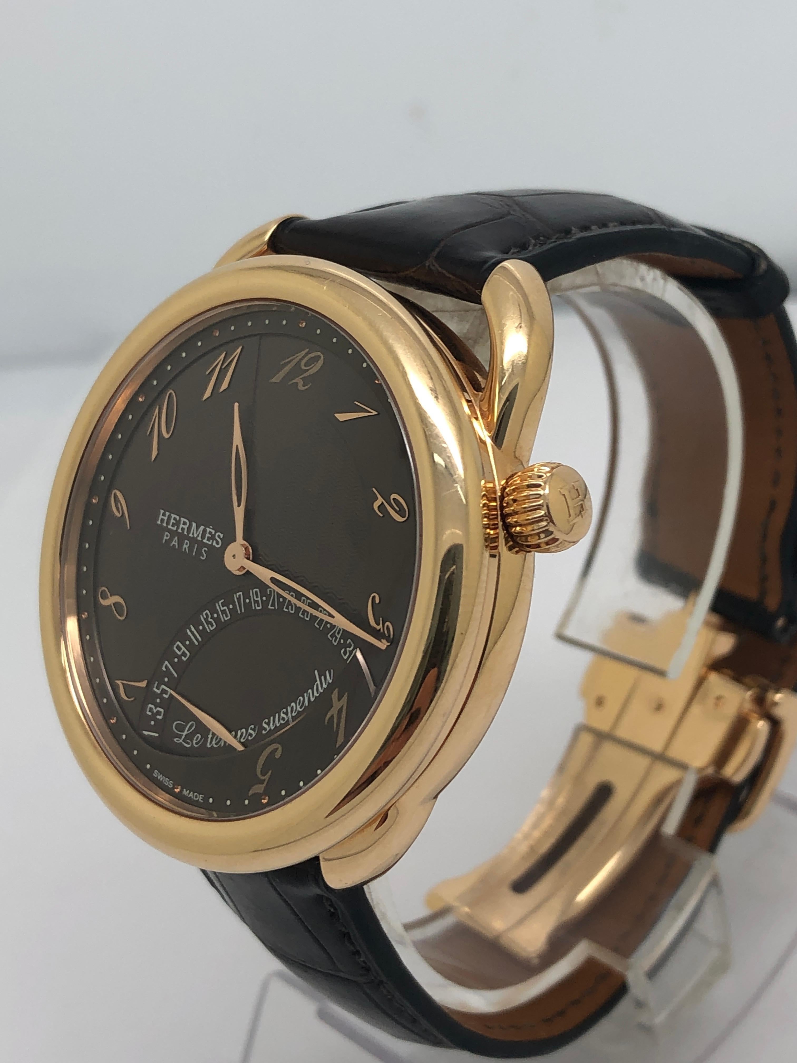 Herren 43mm 18k Gold Hermes Uhr in ausgezeichnetem Zustand brauchen nur s ein buff polieren und seine neue wieder

kommt mit Originalverpackung und Papieren !!

sehr seltener Zeitmesser!!

18 Karat Massivgoldgehäuse mit großem Gesicht

sehr