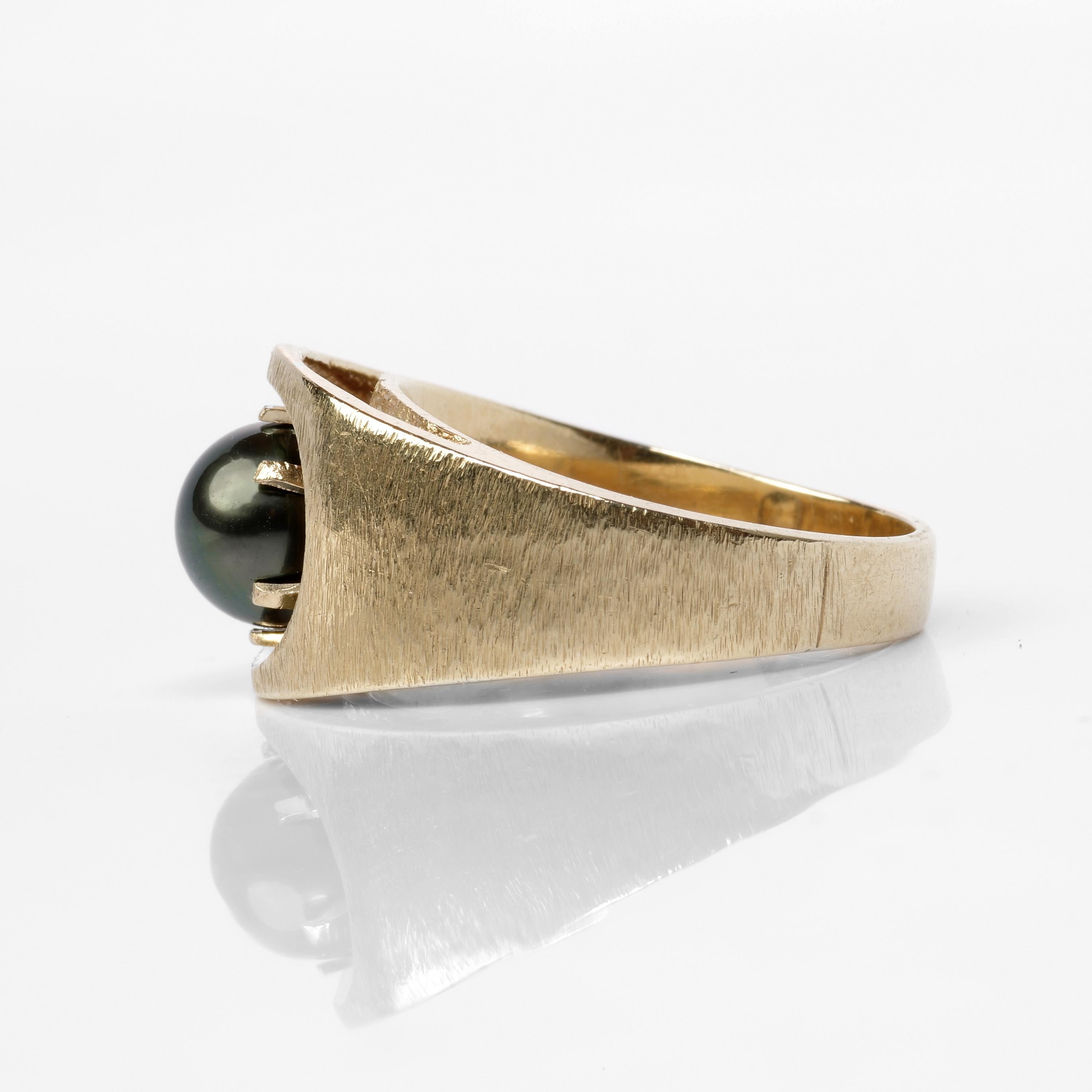 Herrenring aus Gold mit Tahiti-Perle:: ca. 1970er Jahre (Modernistisch)