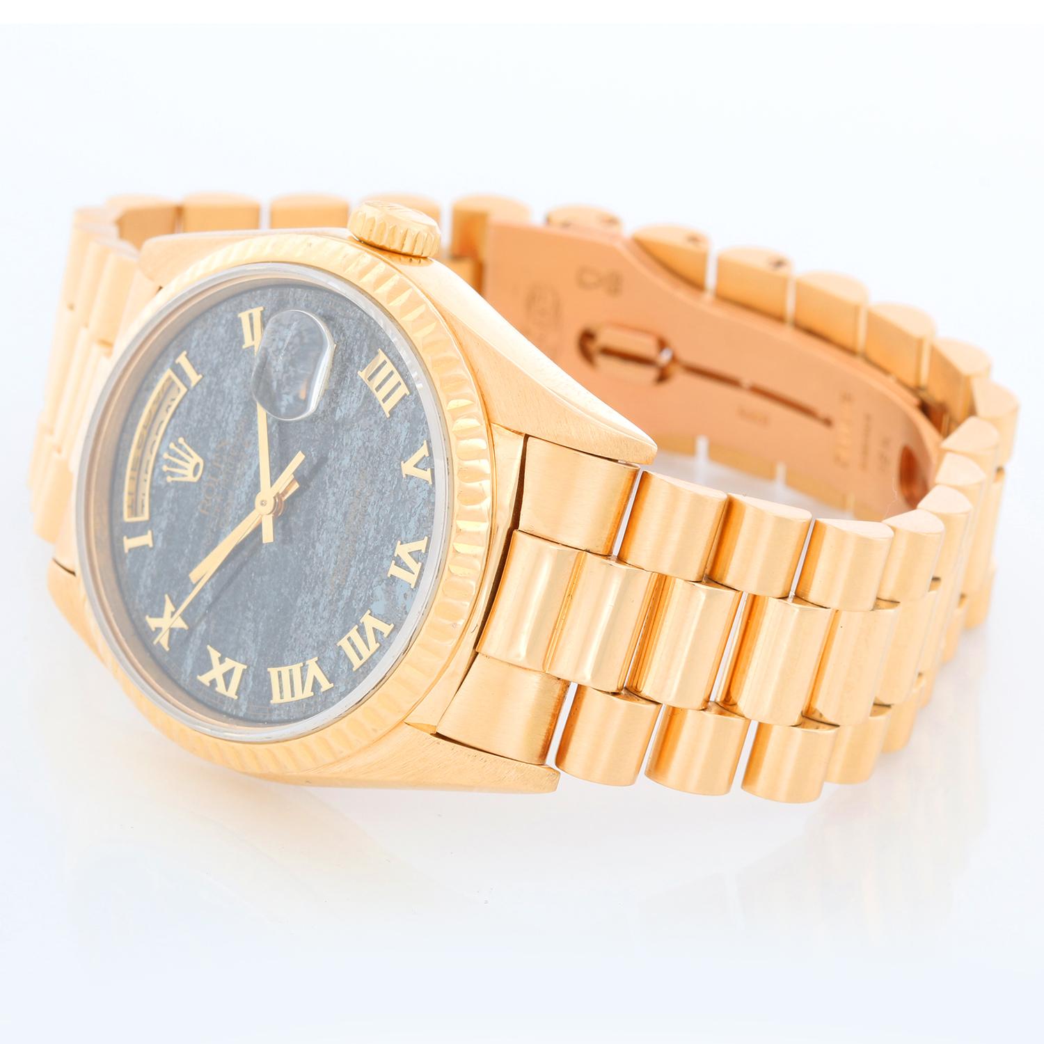 Rolex President Day-Date Herrenuhr in Gold mit Ferrit-Zifferblatt 18238 - Automatischer Aufzug:: 31 Juwelen:: Doppel-Quickset:: Saphirglas. gehäuse und geriffelte Lünette aus 18 Karat Gelbgold (36 mm Durchmesser). Seltenes Ferrit-Zifferblatt mit