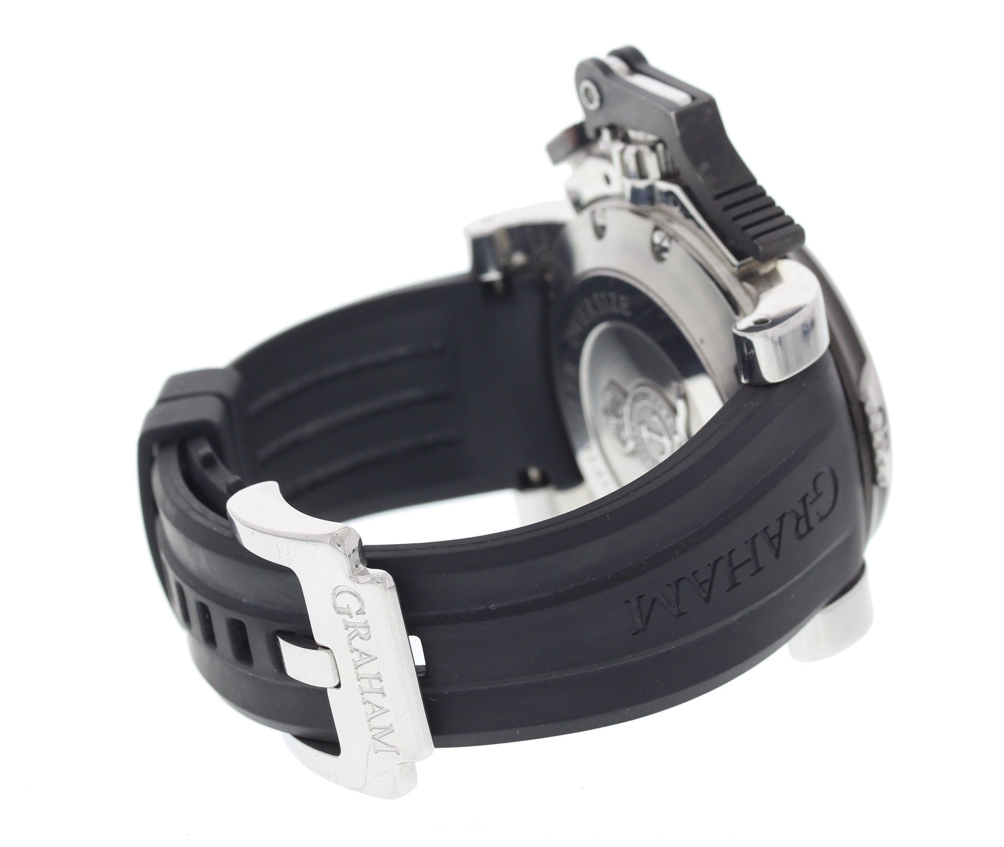 Graham Chronofighter Diver Oversize für Herren. 47 mm Gehäuse aus Edelstahl. Unidirektionale Lünette aus Edelstahl. Schwarzes Zifferblatt mit leuchtenden Zeigern und Markierungen. Verstellbares Grahamarmband aus Gummi mit Edelstahlschnalle.