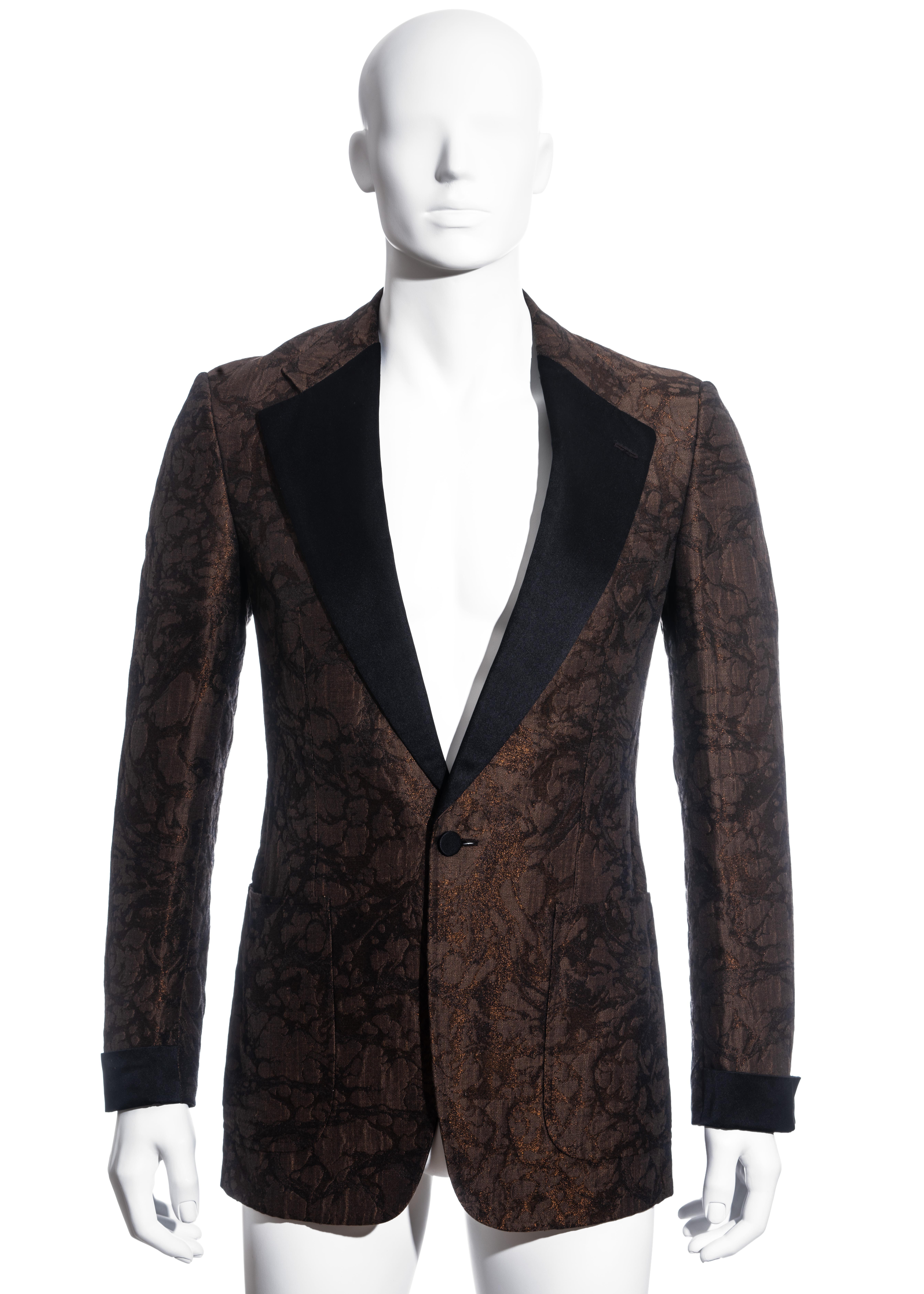 ▪ Men's Gucci bronze jacquard evening blazer jacket
▪ Marbled effect
▪ Black silk lapels and cuffs
▪ Single-breasted 
▪ Silk lining
▪ Size 46
▪ Spring-Summer 2005