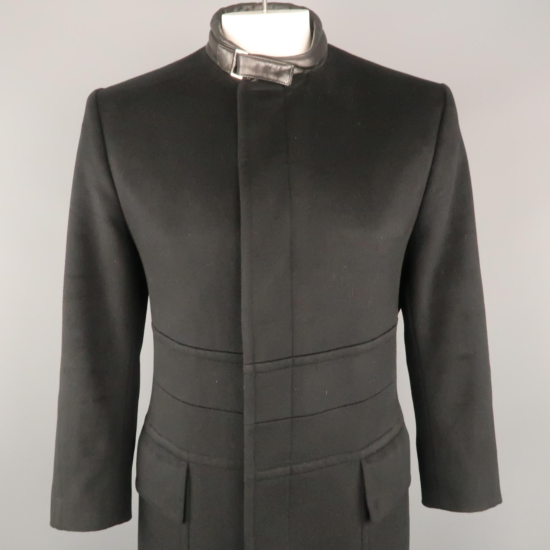 Archive GUCCI by TOM FORD coat comes in a wool cashmere blend fabric with a hidden placket button front, patch flap pockets, and padded leather band collar with buckle and snap tab closure. Made in Italy.
 
Excellent Pre-Owned Condition.
Marked: IT