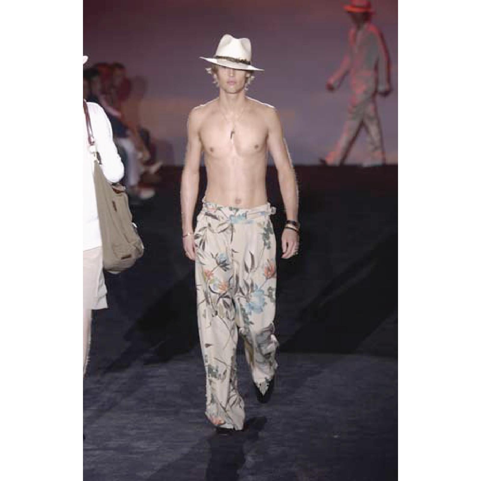GUCCI by TOM FORD Spring Summer 2003 Collection trousers comes in khaki dyed silk with watercolor floral print throughout, high rise wrap belt waistband, and pleated wide leg with button cuff. Made n Italy.
 
Very Good Pre-Owned Condition.
Marked: