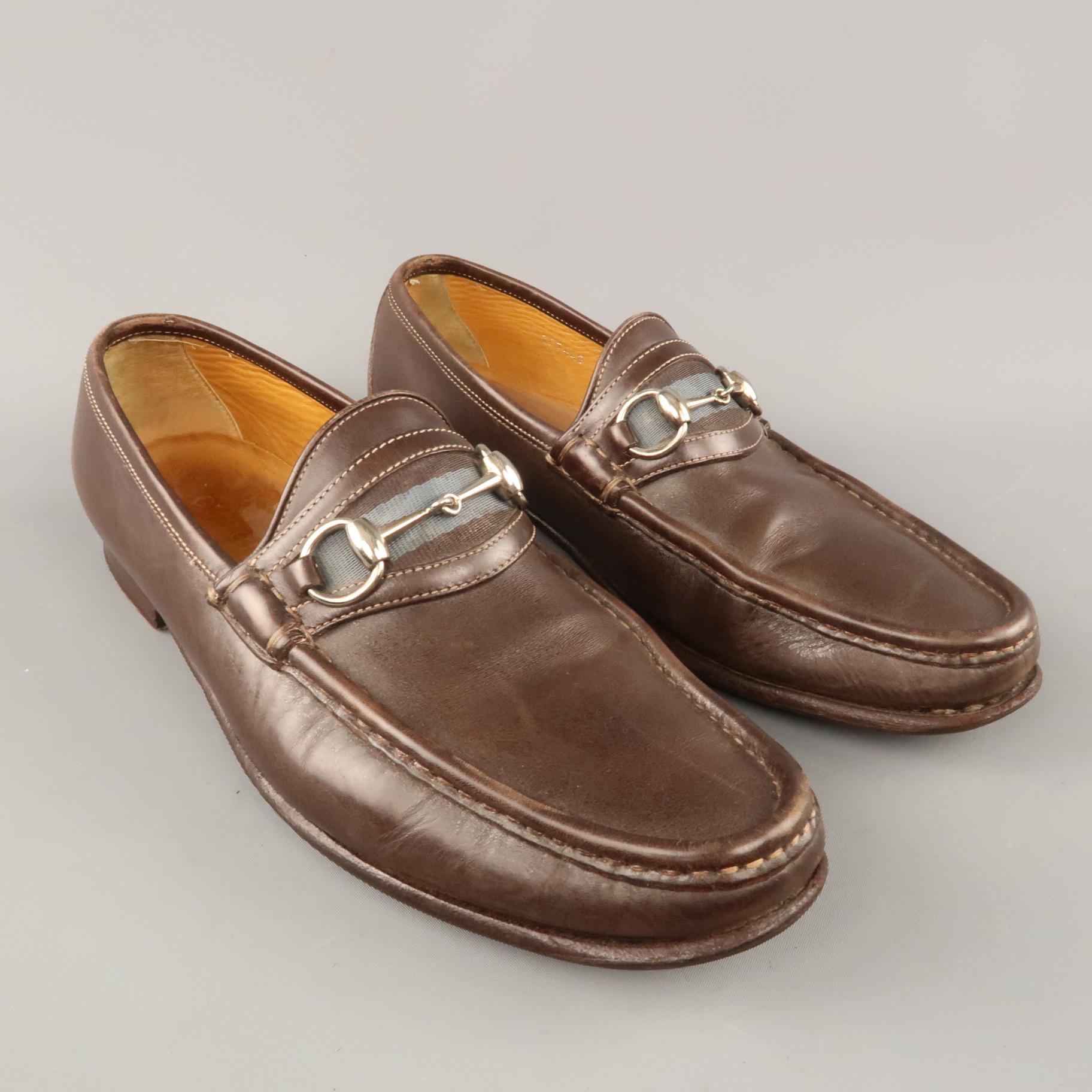 GUCCI loafers come in brown leather with an apron toe, detailed with a blue striped webbing strap and silver tone metal horsebit. Wear throughout. Made in Italy.
 
Good Pre-Owned Condition.
Marked:9 D
 
Outsole: 11.5 x 4 in.