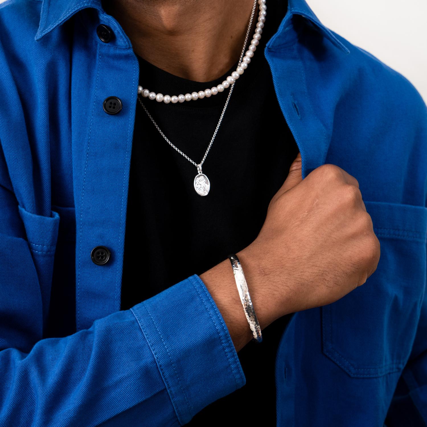 Eine Armspange aus Sterlingsilber im Torque-Stil mit gehämmerter Oberfläche. Unser klassischer, alltagstauglicher Armreif in größer und mutiger Ausführung. Unser geschwungener Nomad-Armreif aus Sterlingsilber ist ein herausragendes Stück und passt