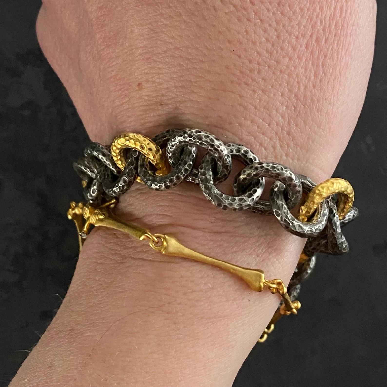 Grand bracelet à maillons en argent et or jaune 24 carats, martelé, avec fermoir à bascule en forme de diamant, par Kurtulan Jewellery d'Istanbul, Turquie, Taille : 9 pouces de long. 
Bracelet :
Longueur - 9