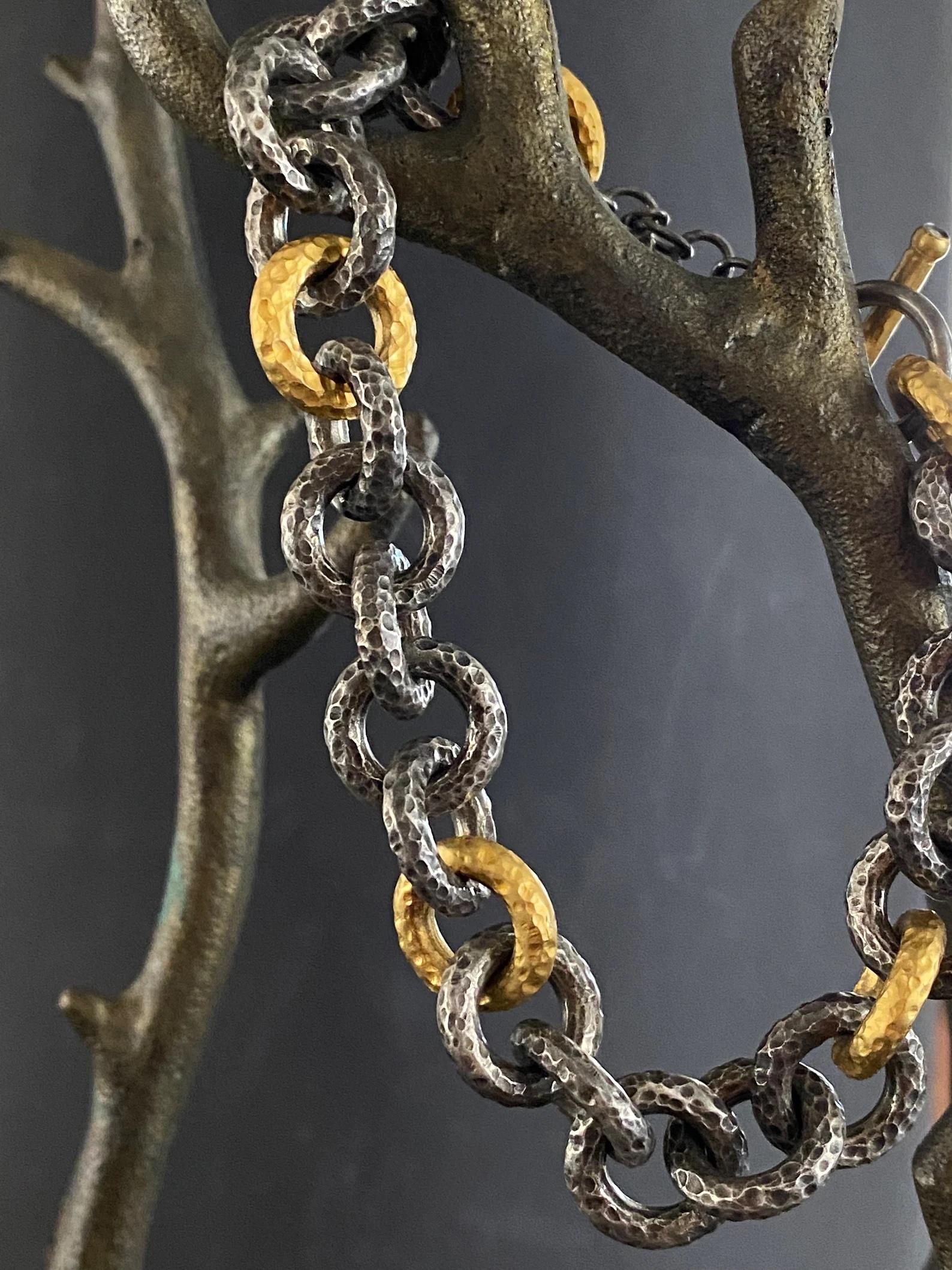 Taille ronde Bracelet à larges maillons en argent martelé épais et or jaune 24 carats, pour hommes et diamants en vente