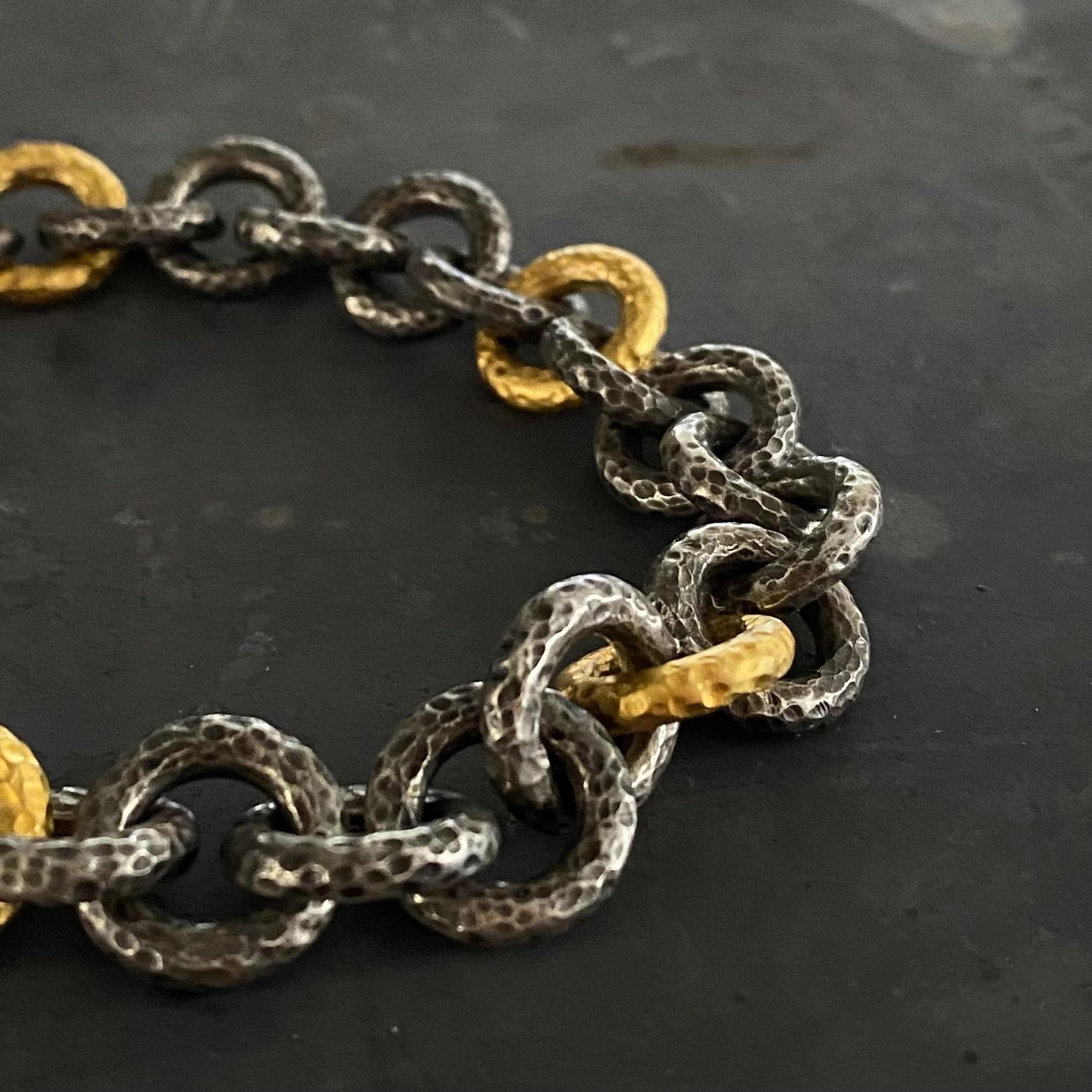 Herren Schweres gehämmertes Silber 24K Gelbgold-geflochtenes großes Gliederarmband & Diamanten (Byzantinisch) im Angebot