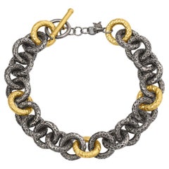 Bracciale a maglie larghe da uomo in argento pesante martellato e oro giallo 24 carati con diamanti