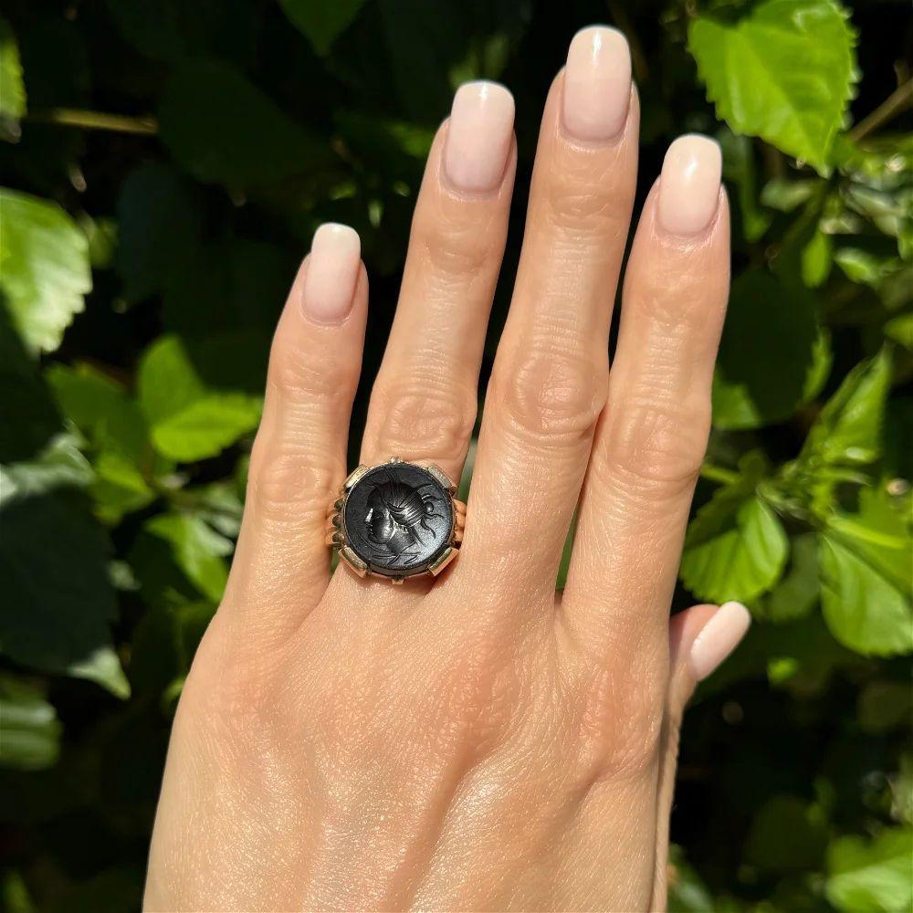 Modernist Men’s Intaglio Round Onyx Vintage Mid Century Modern Gold Ring For Sale