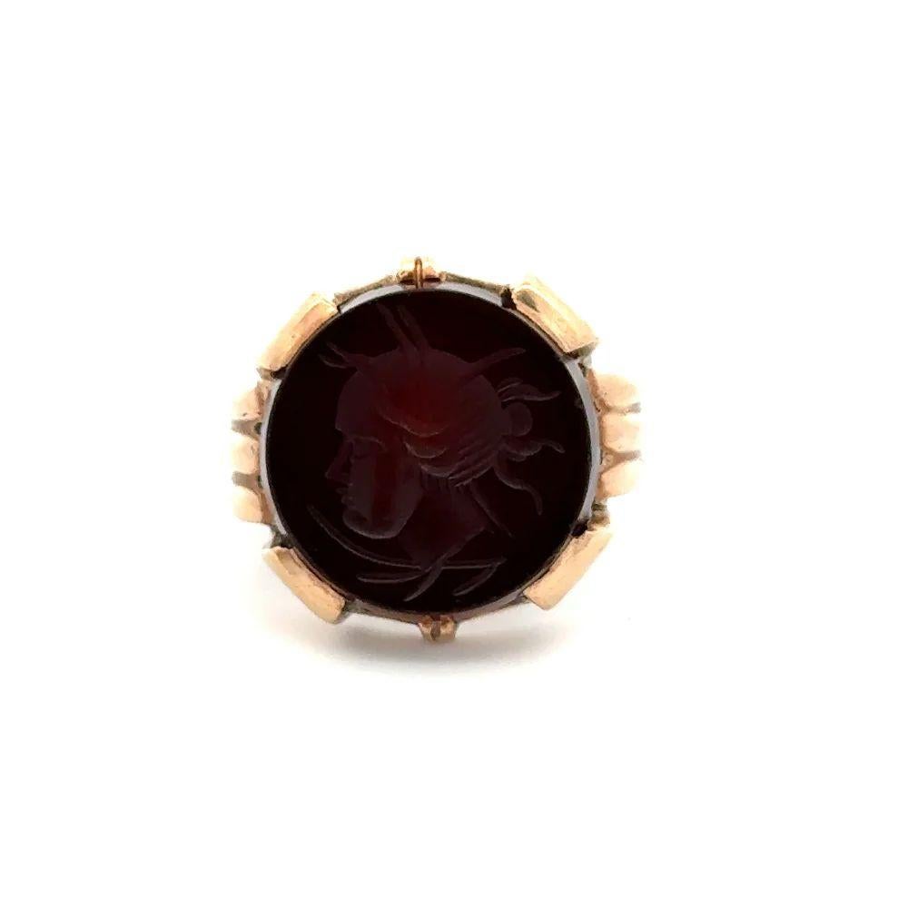 Round Cut Men’s Intaglio Round Onyx Vintage Mid Century Modern Gold Ring For Sale