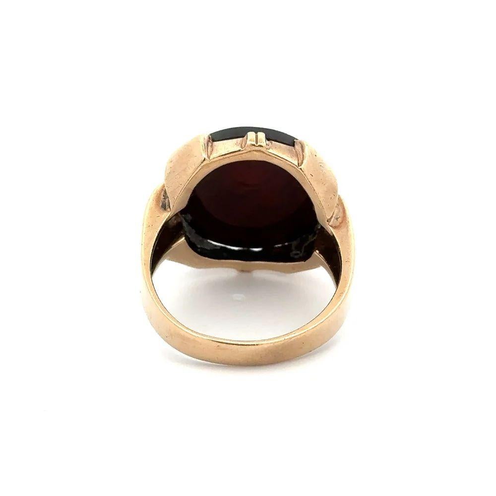 Men’s Intaglio Round Onyx Vintage Mid Century Modern Gold Ring In Excellent Condition For Sale In Montreal, QC