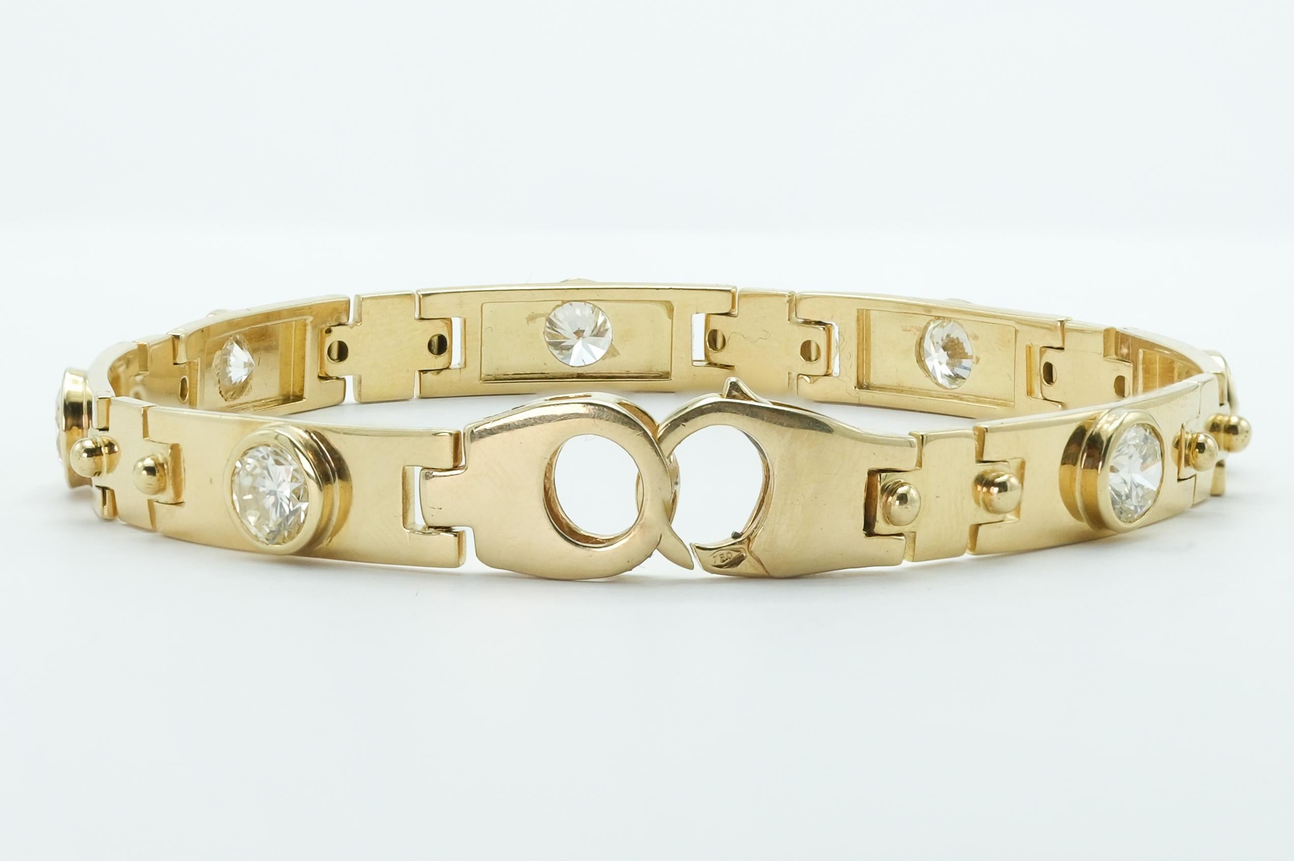 This 18 karat yellow gold bracelet showcases the finesse of Italian craftsmanship. Each of its seven distinct links features a round brilliant cut diamond, together weighing 5.5 carats. These diamonds boast a bright I color and clarity ranging from