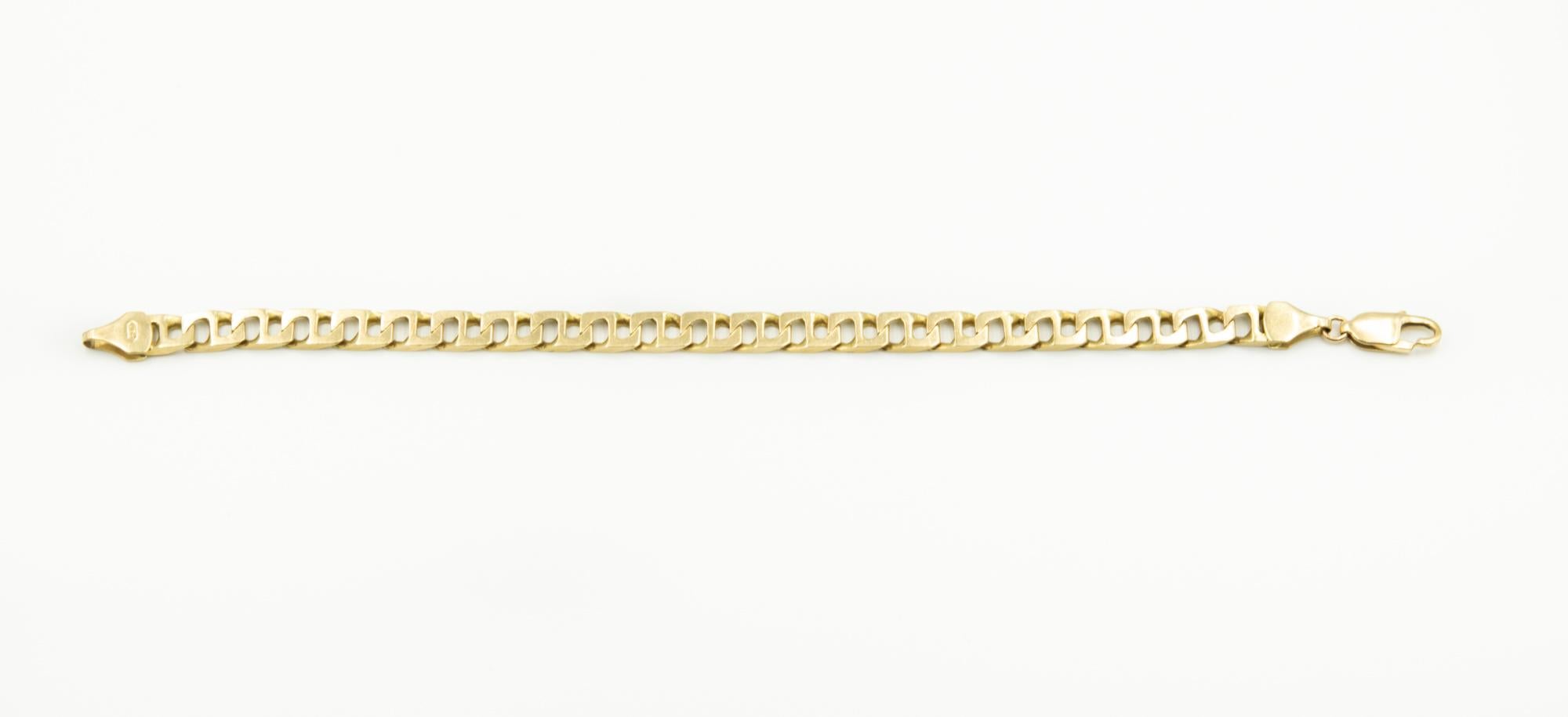 Elegant  14k yellow gold rectangular mariner link (also looks like an 8) men's bracelet featuring a lobster clasp closure.  The bracelet is 8.5