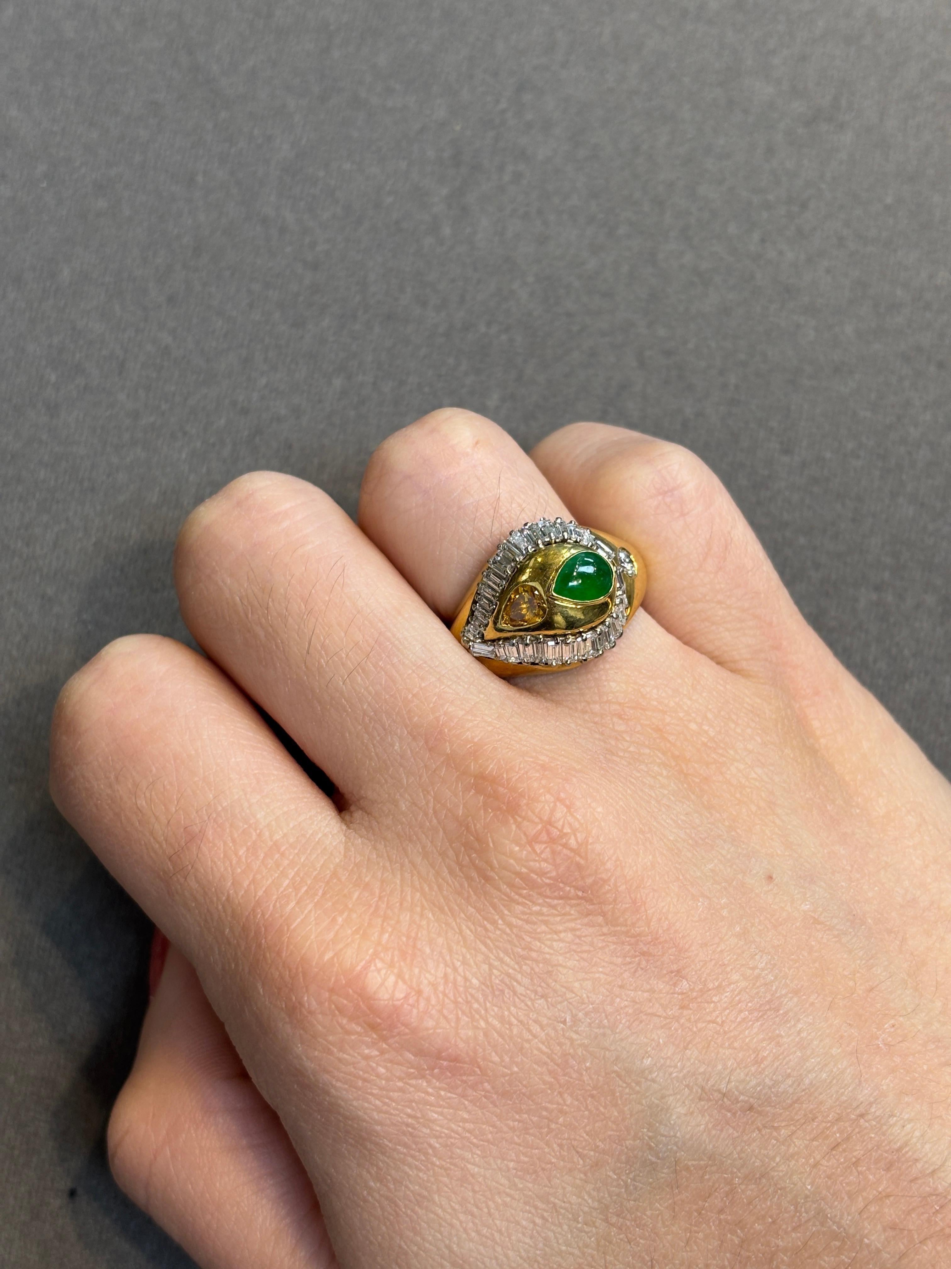 Herrenring aus Jade und Diamant

Ring aus Gelbgold, besetzt mit einem birnenförmigen, orangefarbenen Diamanten und einer birnenförmigen Jade, akzentuiert mit Diamanten im Baguetteschliff und einem Diamanten im Rundschliff

Ungefähres Gewicht des
